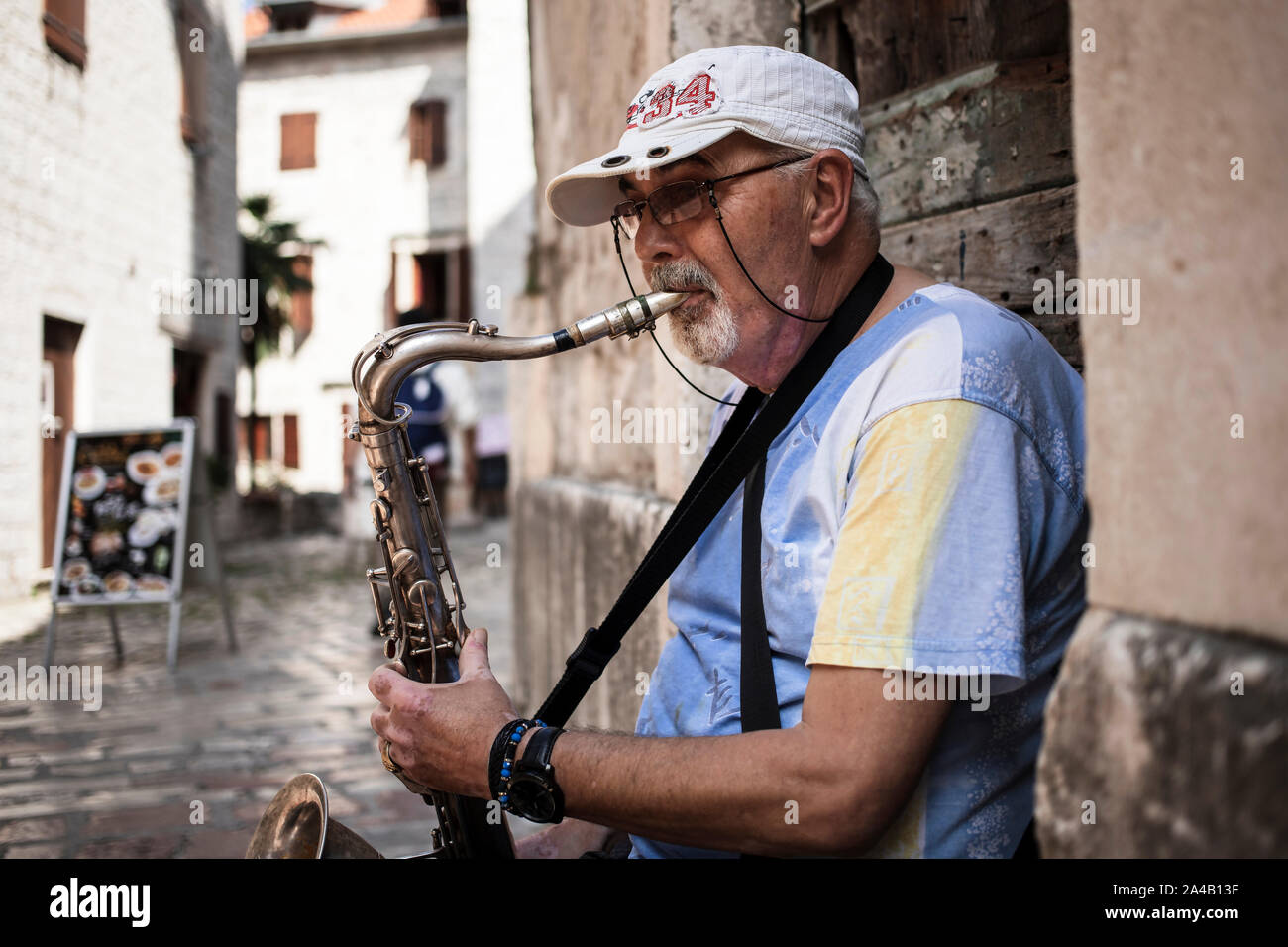 Montenegro, 17 settembre 2019: Ritratto di un uomo che suona il sassofono sulla strada nella città vecchia di Cattaro Foto Stock