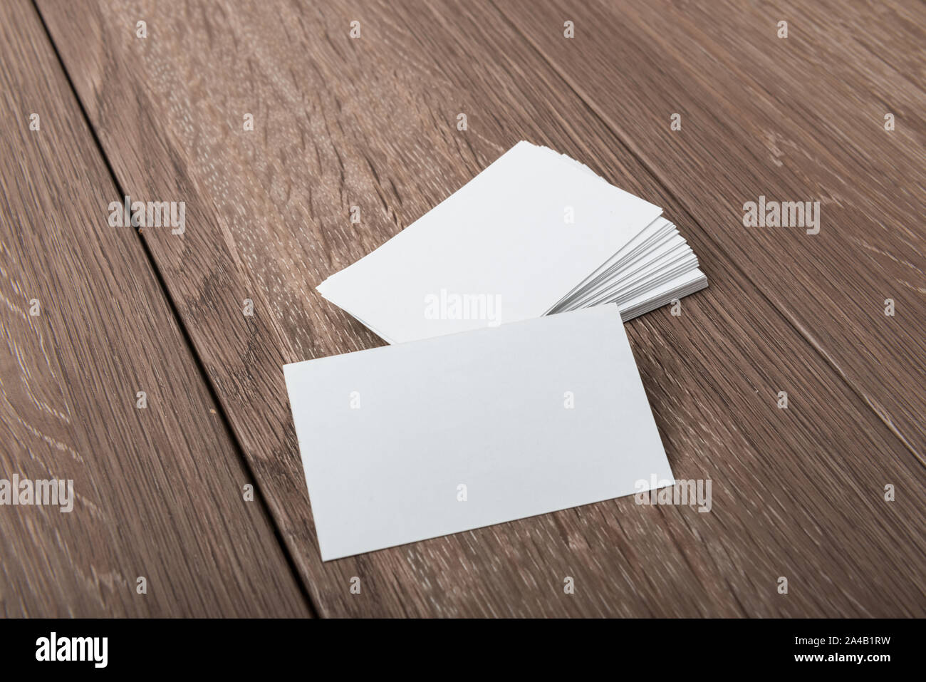 Business card mockup su un tavolo di legno. Single Stack e disposti con uno spazio di copia Foto Stock