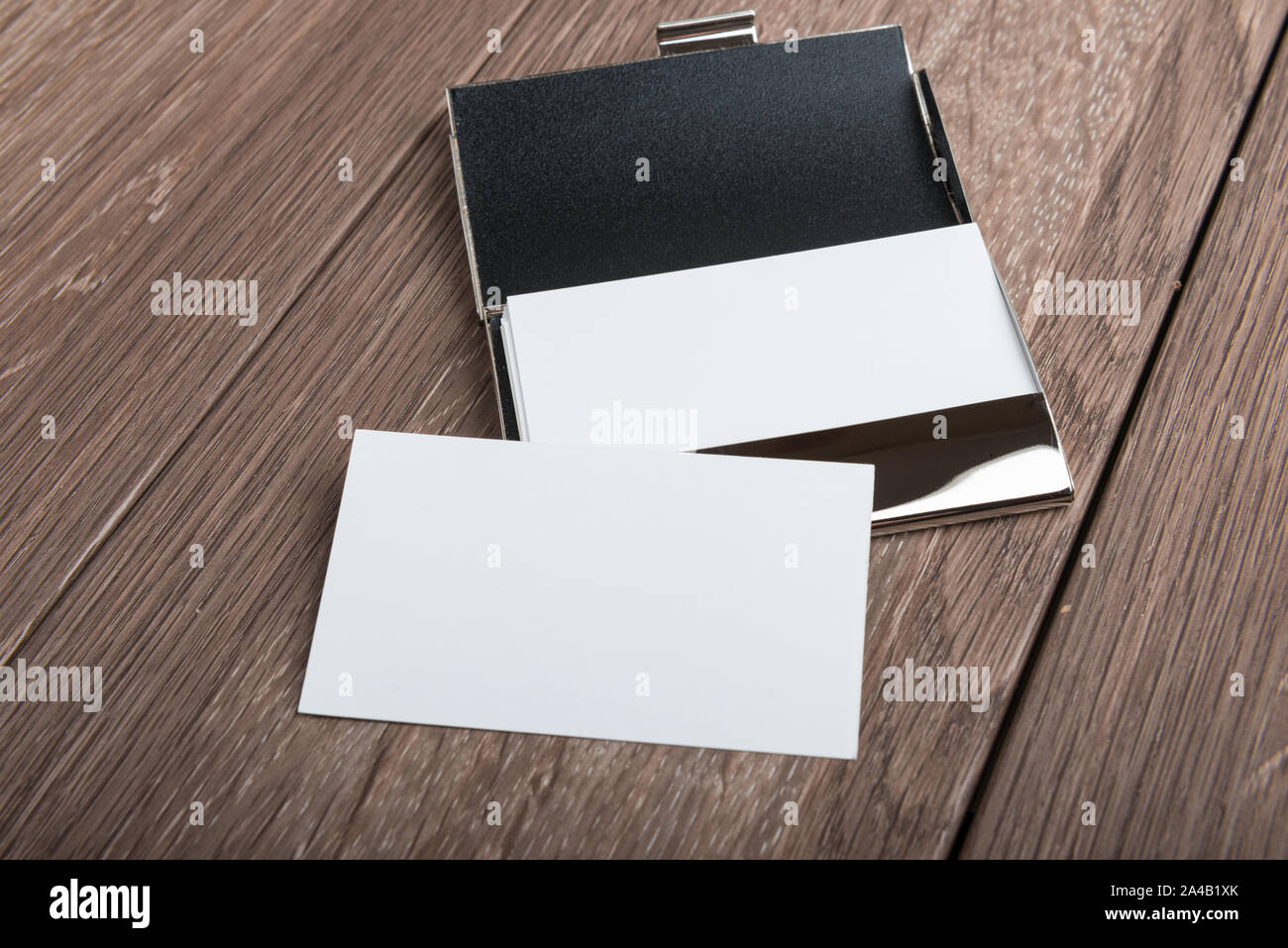 Business card mockup su un tavolo di legno. Unico e nel supporto della scheda Foto Stock