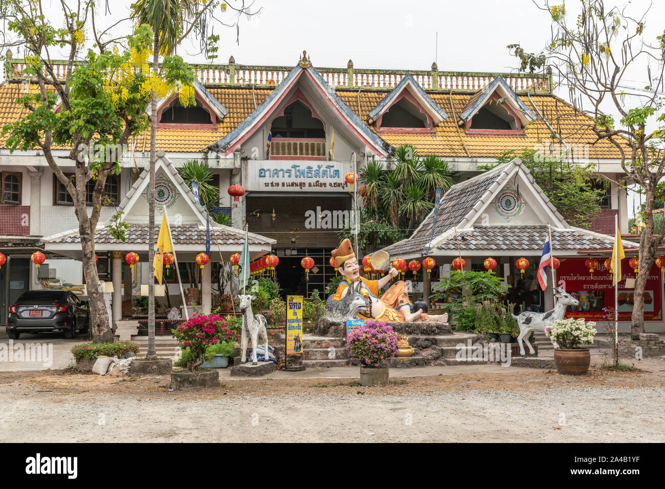 Bang Saen, Tailandia - 16 Marzo 2019: Wang Saensuk monastero buddista. Ristorante e sala di benvenuto e la casa dove i monaci risiedono sotto il cielo color argento con Foto Stock