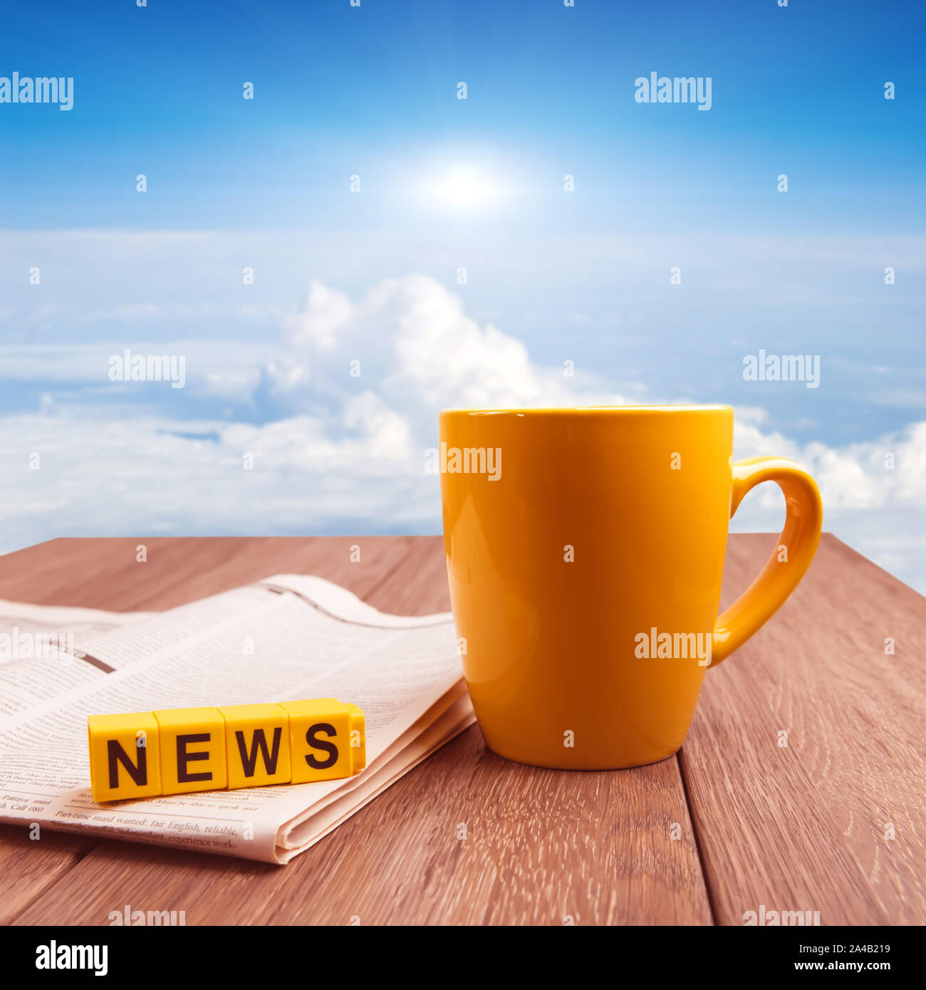 Buone notizie in mattina tempo collage immagine. La tazza di caffè e un giornale sul tavolo di legno all'orario di alba Foto Stock