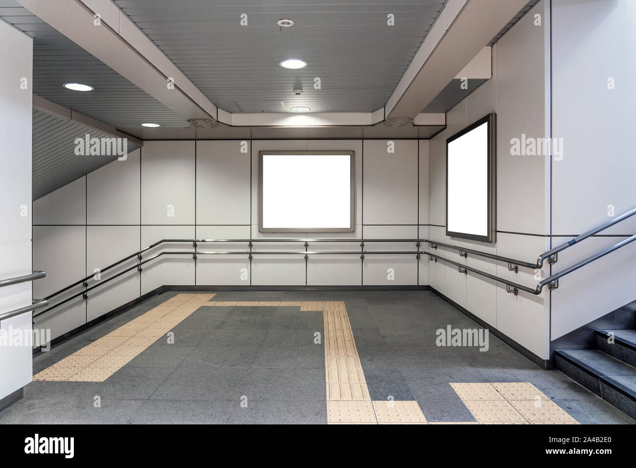 Mockup Blank luce caselle presso la stazione della metropolitana. Due cartelloni rettangolare bianco mock-up annunci città - Immagine Foto Stock
