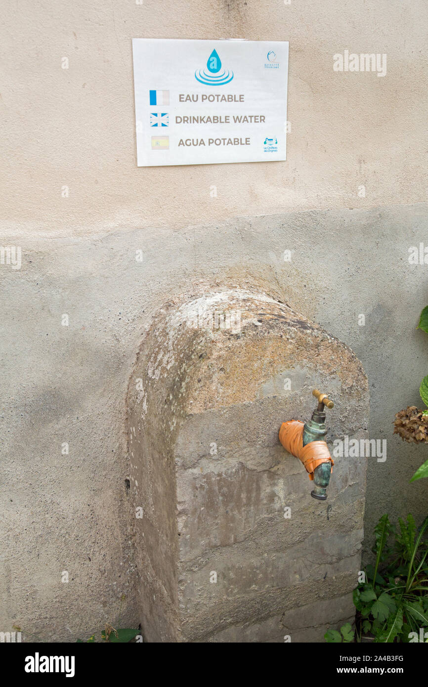 Lasa, Aquitania, in Francia, settembre 2019, un vecchio tocca con un preavviso di proclamare che l'acqua è potabile. Foto Stock