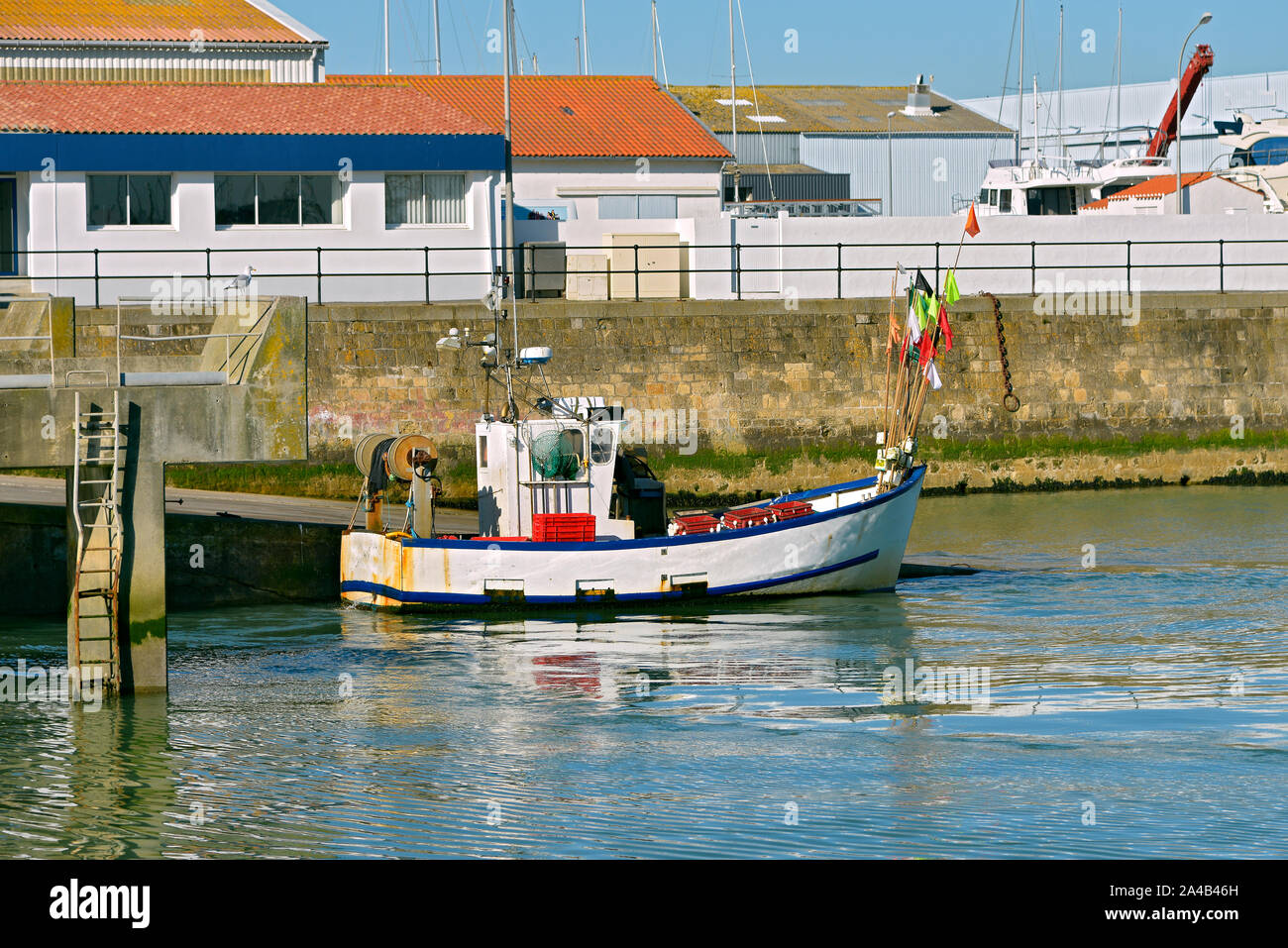 Barca da pesca nel porto di l'Herbaudière sull isola di Noirmoutier en l'île nel dipartimento della Vandea nella regione Pays de la Loire in Francia Foto Stock