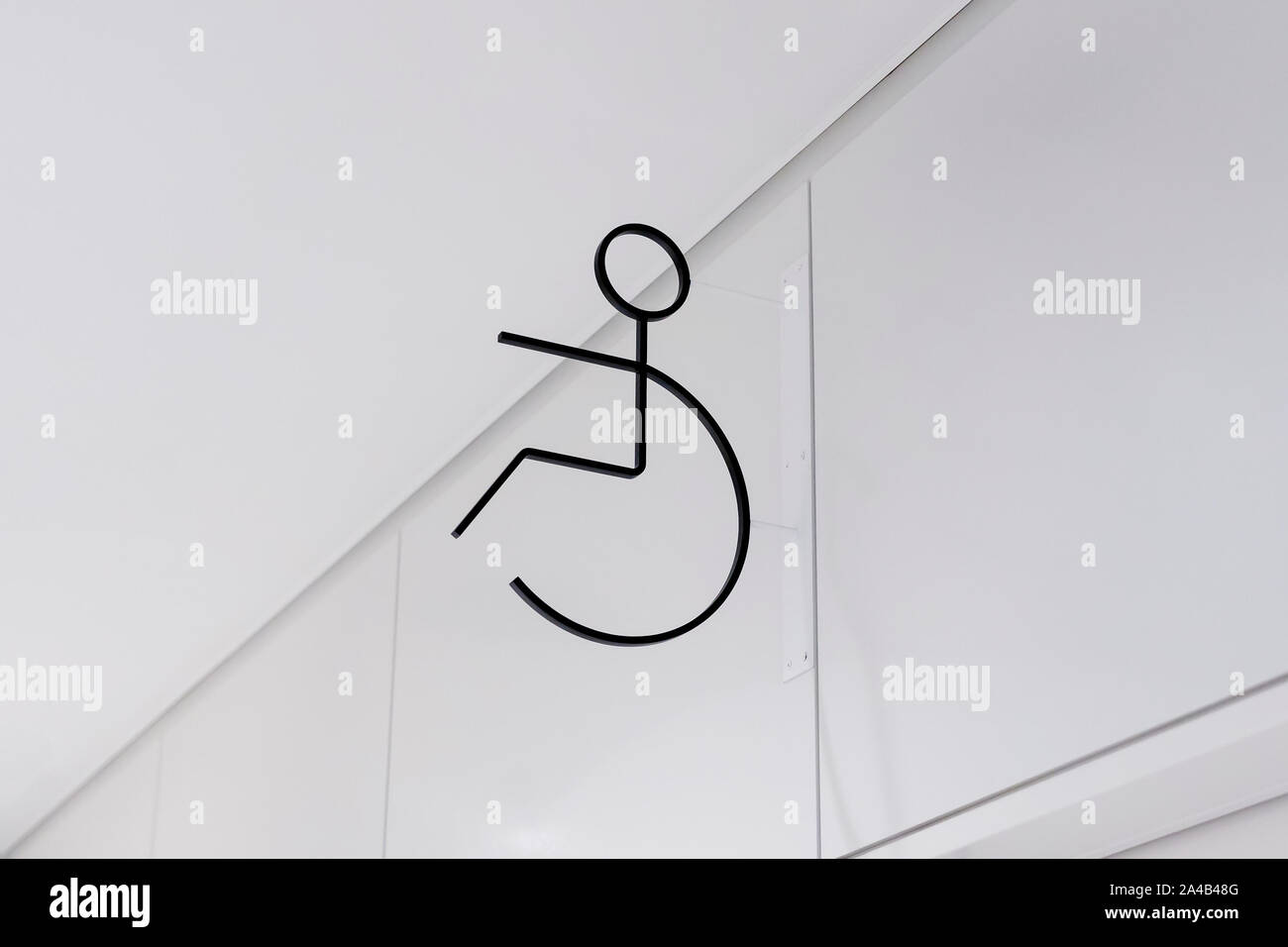 Il segno di Handicap di WC o bagno. Nero linea di contorno dell'icona WC per disabili. Silhouette di uomo in sedia a rotelle per il bagno Foto Stock