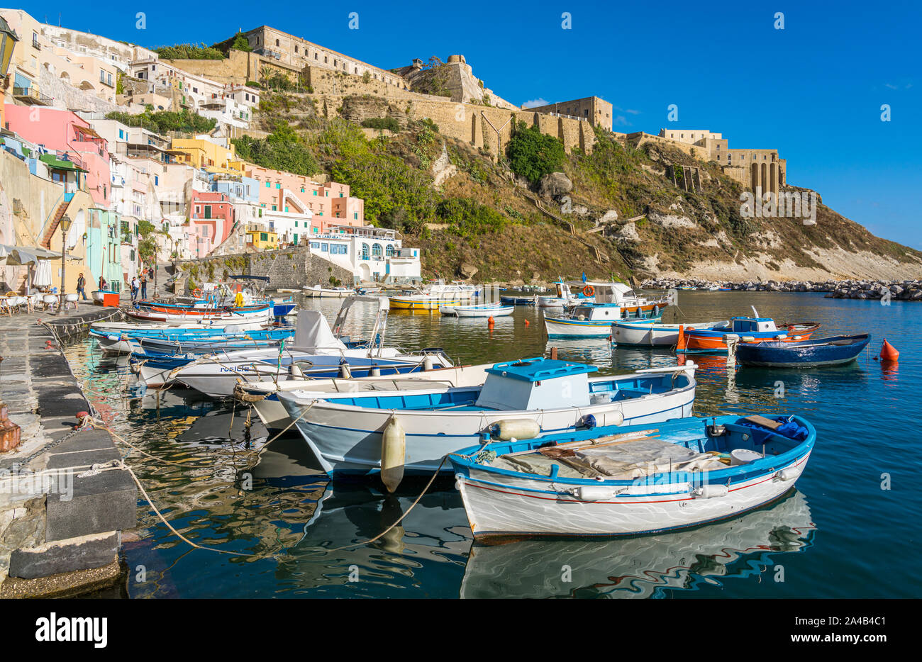 Vista panoramica della bellissima isola di Procida, vicino a Napoli, regione Campania, Italia. Foto Stock