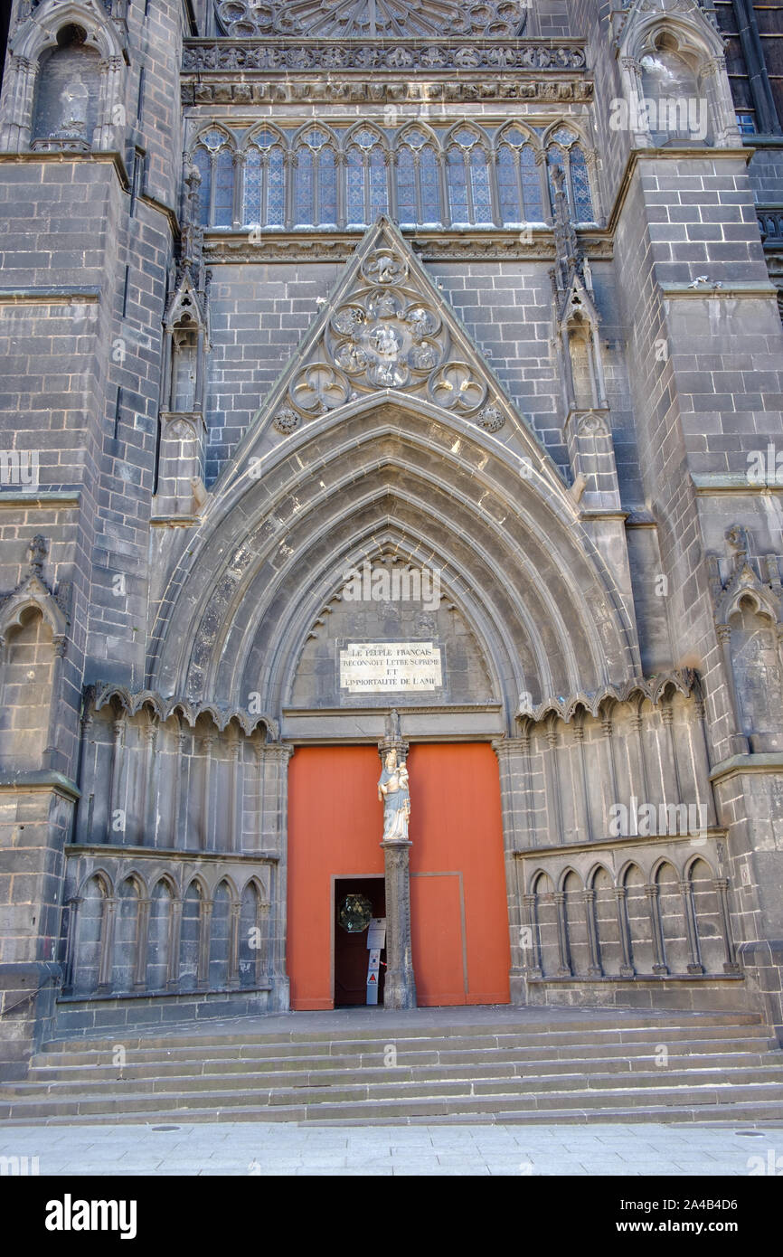 Ingresso alla Cattedrale di Clermont-Ferrand (Cattedrale di Nostra Signora dell'assunzione di Clermont-Ferrand) Francia France Foto Stock