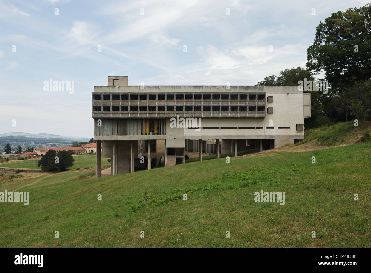 Monastero di Sainte Marie de La Tourette progettato da Swiss modernista architetto Le Corbusier (1959) in Éveux vicino a Lione, Francia. Foto Stock