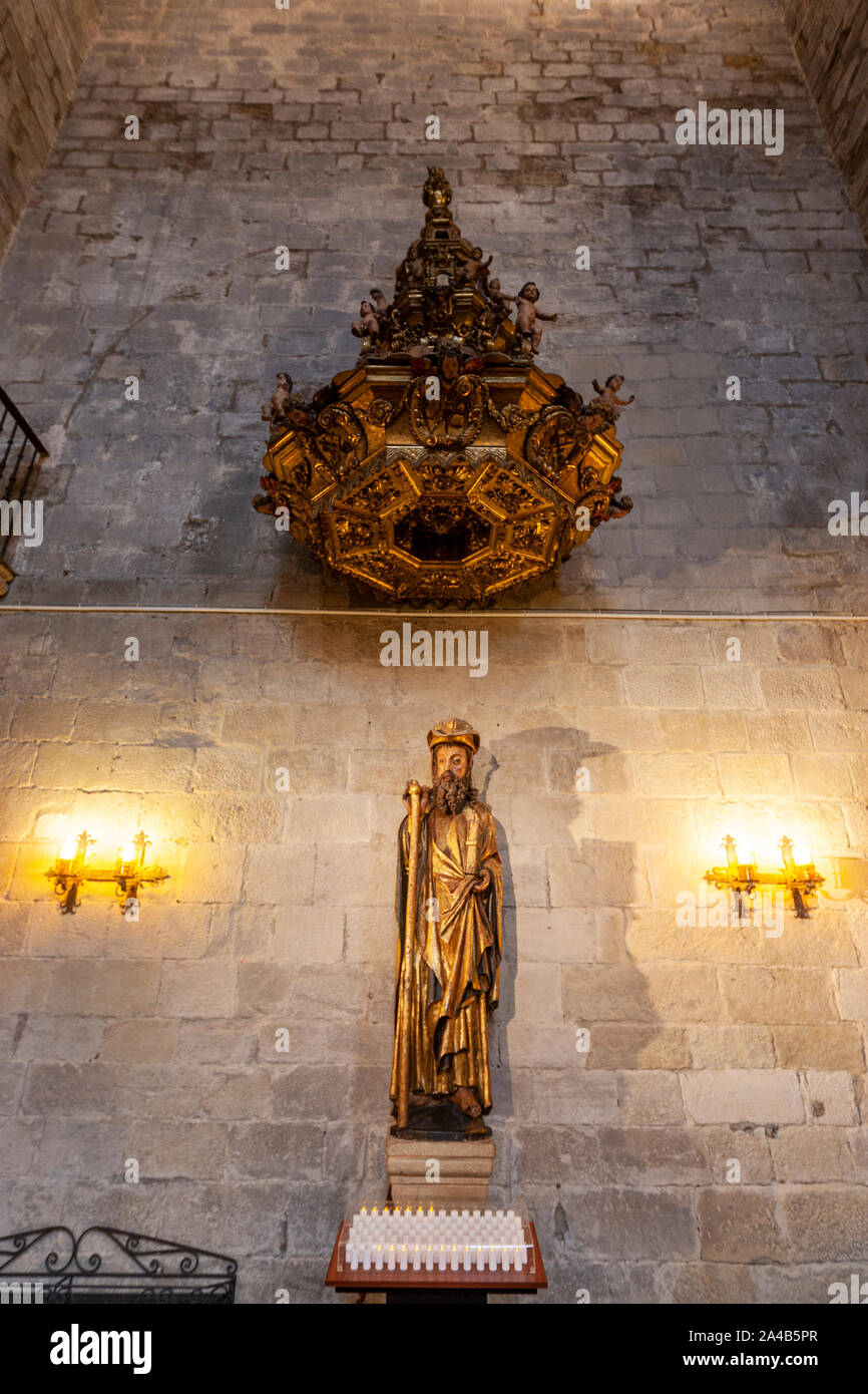 Scultura gotica di San Giacomo nella chiesa di San Giacomo, Puente la Reina, in Navarra, Spagna Foto Stock