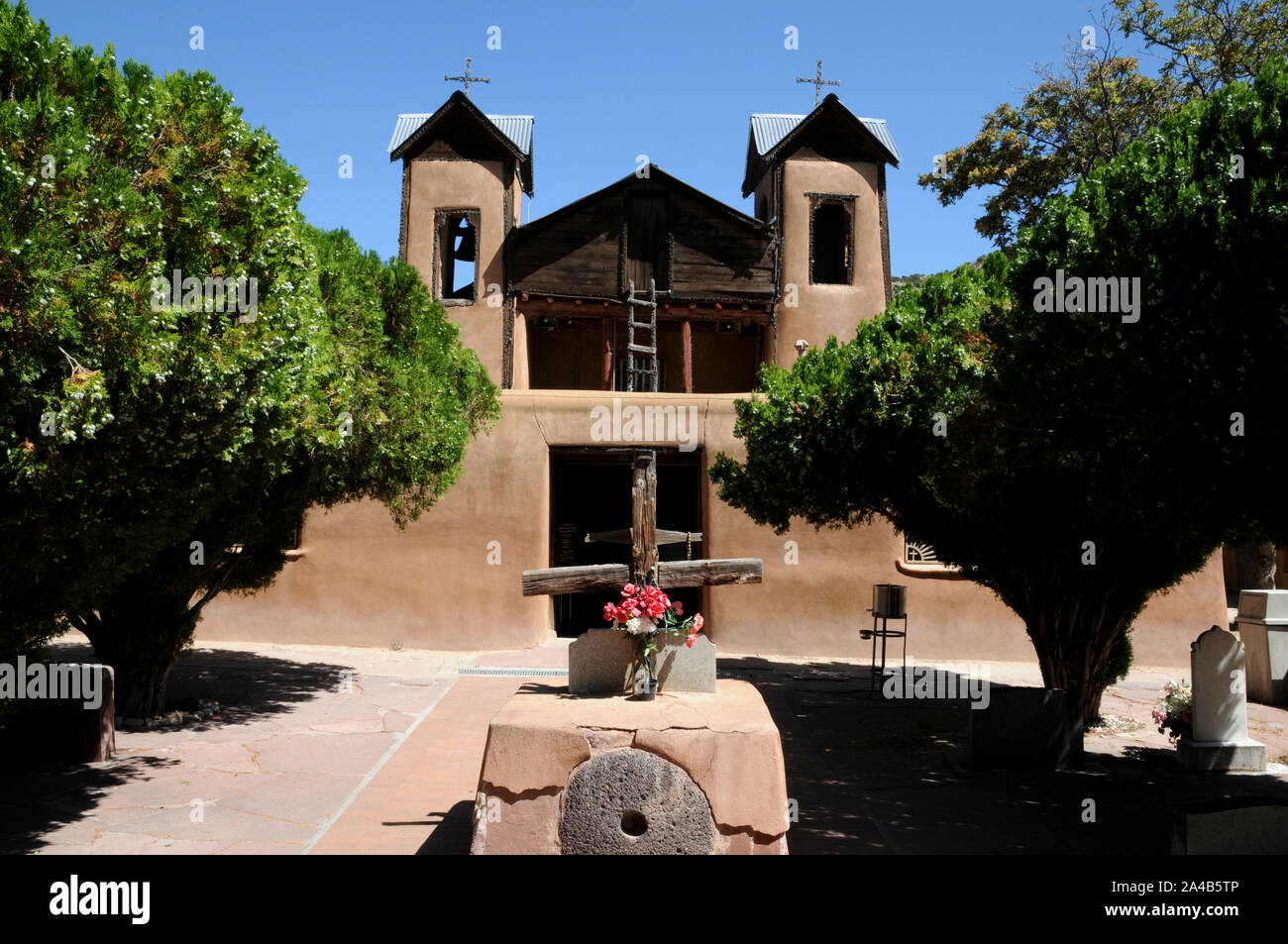 L'ingresso a El Santuario De Chimayo, un adobe costruita la chiesa Cattolico Romana in Chimayo, Nuovo Messico. Foto Stock