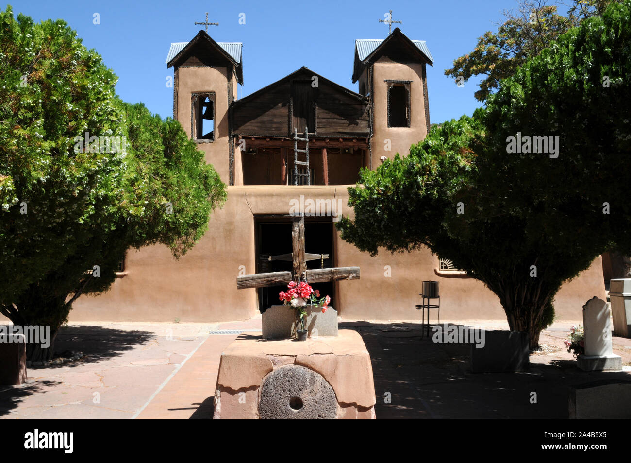 L'ingresso a El Santuario De Chimayo, un adobe costruita la chiesa Cattolico Romana in Chimayo, Nuovo Messico. Foto Stock