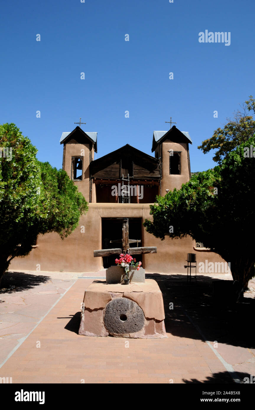 L'ingresso a El Santuario De Chimayo, un adobe costruita la chiesa Cattolico Romana in Chimayo, Nuovo Messico. Foto Stock