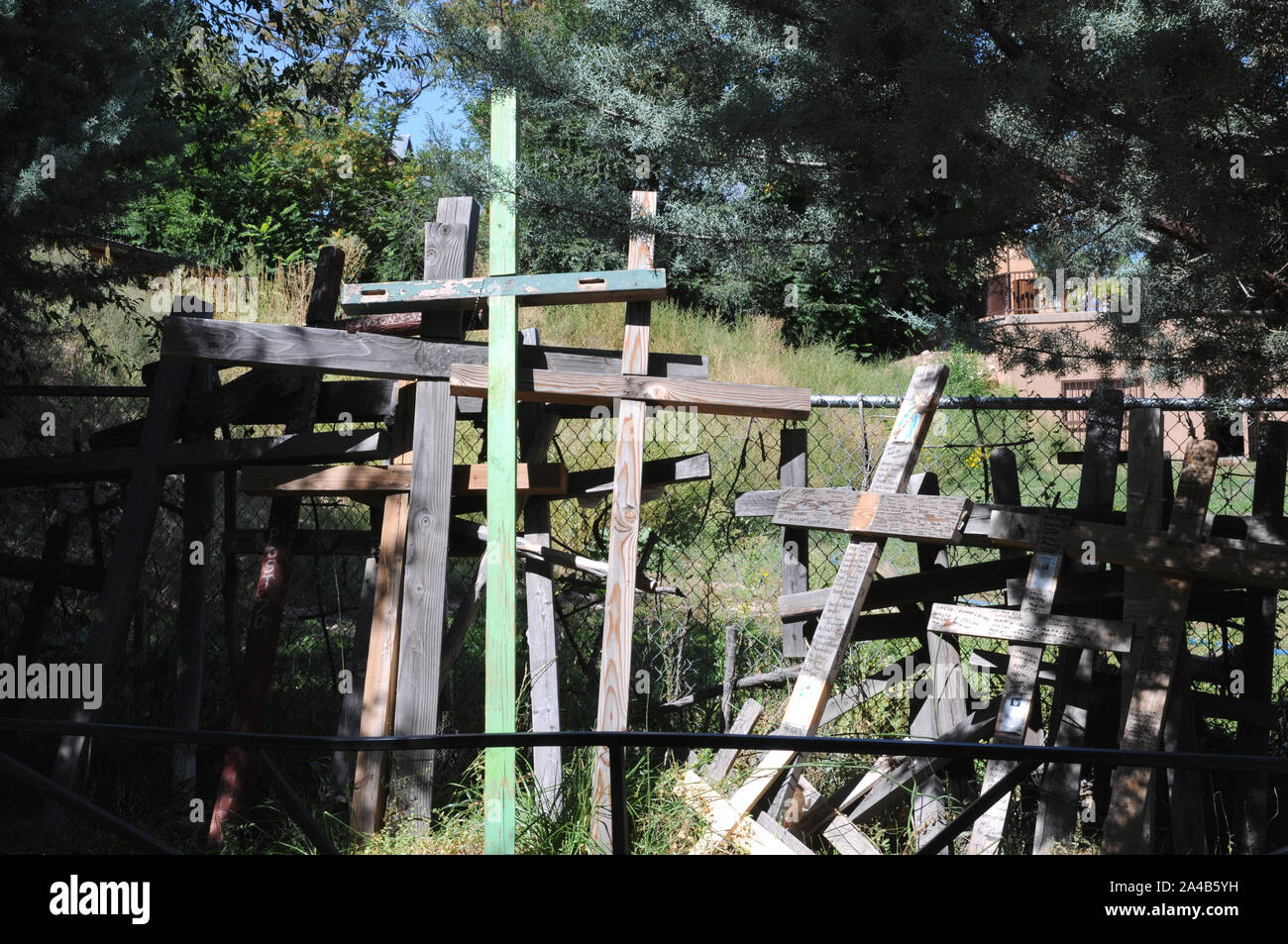 Attraversa probabilmente utilizzato in pellegrini processioni nei pressi del parcheggio a El Santuario De Chimayo, Chimayo in Nuovo Messico. Foto Stock