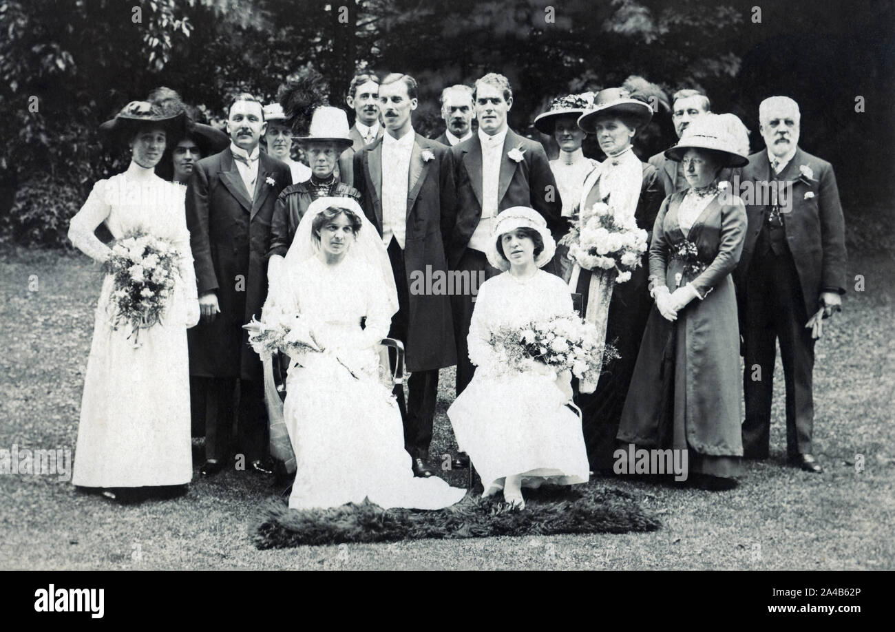 Fotografia di archiviazione di una festa di nozze all'aperto circa 1913 mostra 16 persone. Foto Stock