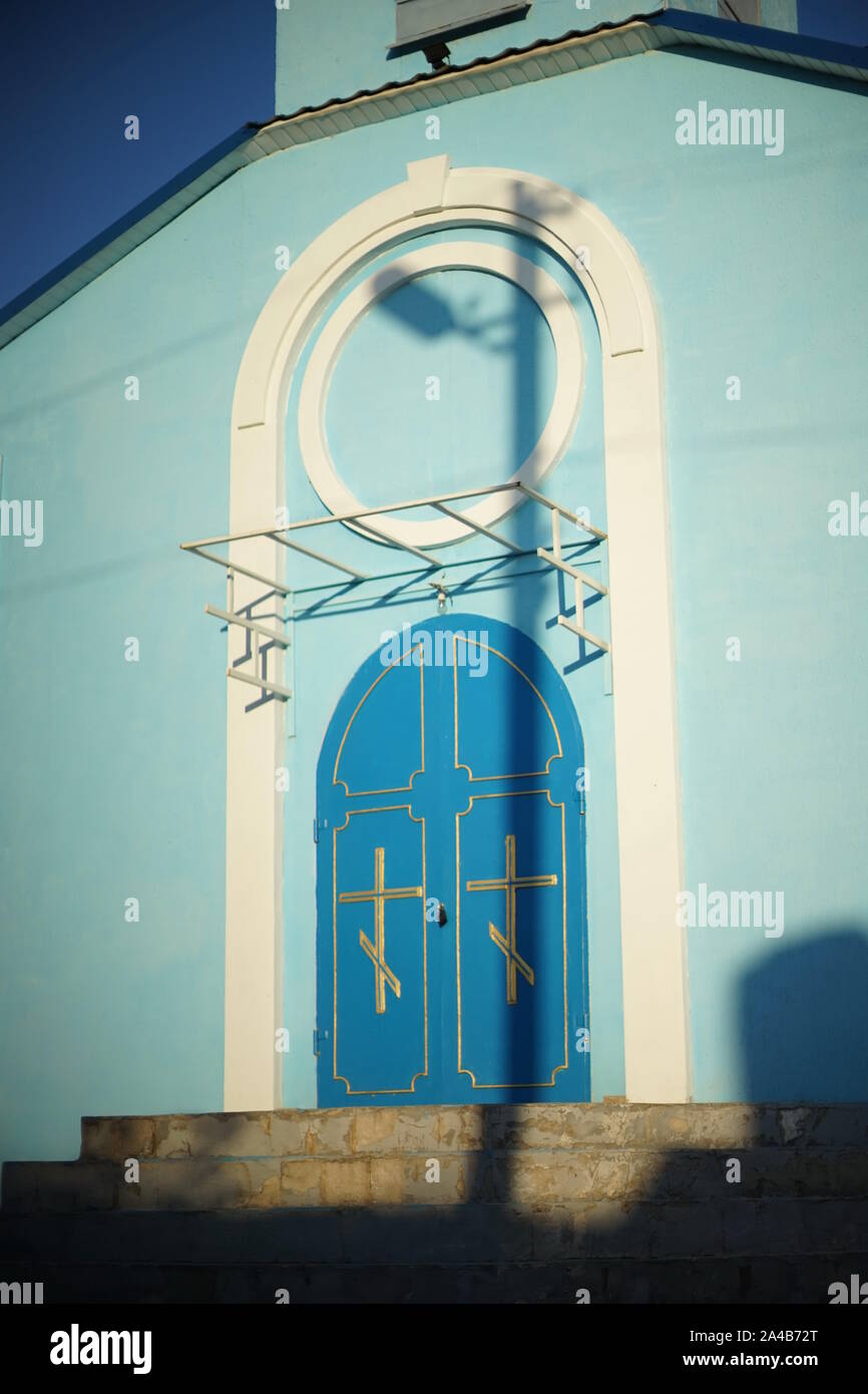 Blu di chiusura porte ad arco per la Chiesa Ortodossa. Foto Stock
