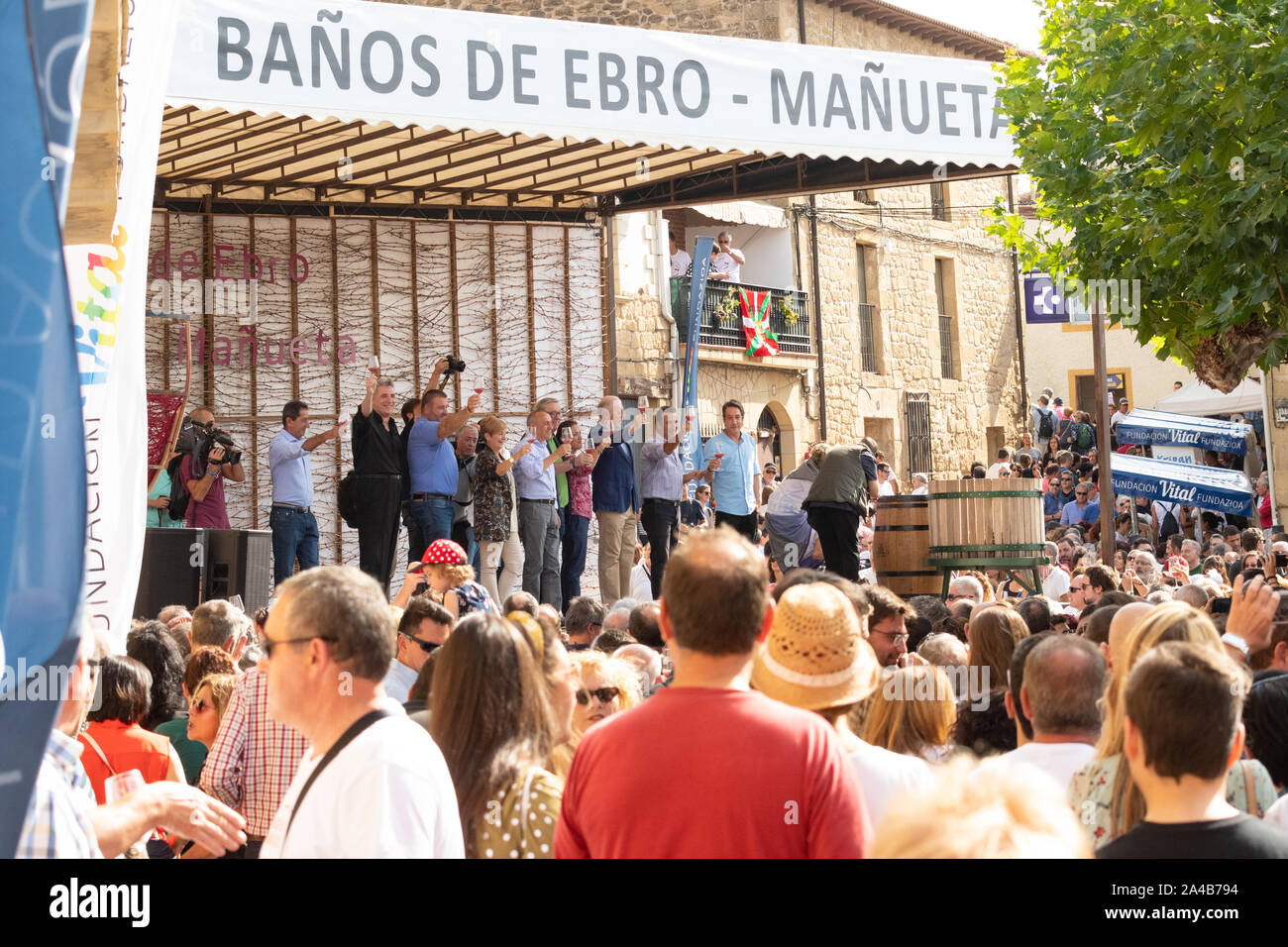 Rioja Alavesa wine harvest festival 2019 Degustazione del primo deve - Banos de Ebro, Regione Basca, Spagna, Europa Foto Stock