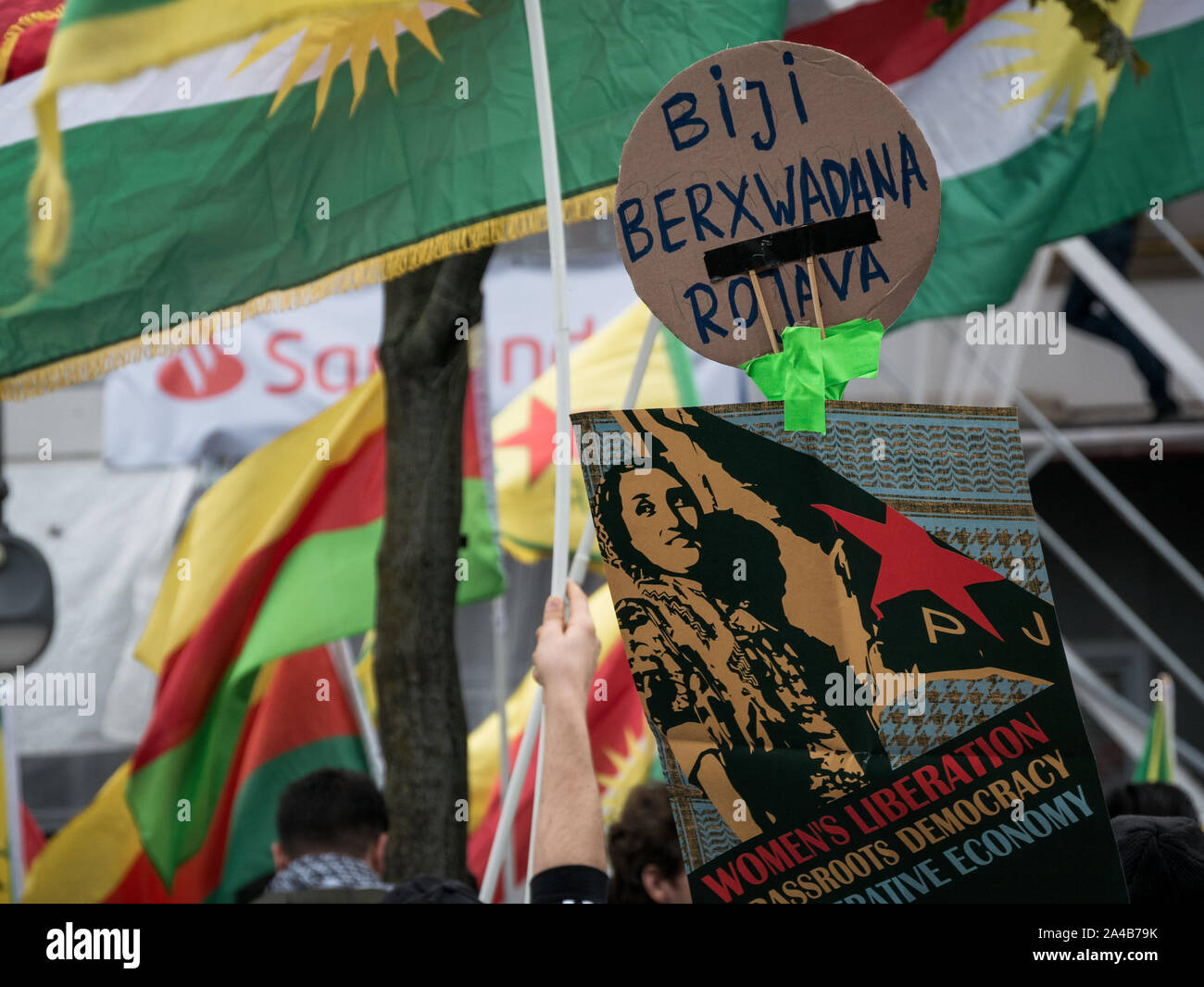 La dimostrazione e la protesta contro offensiva turca in Siria contro i curdi con il Kurdistan e bandiere ypg, segno con la libertà per le donne e rojava Foto Stock