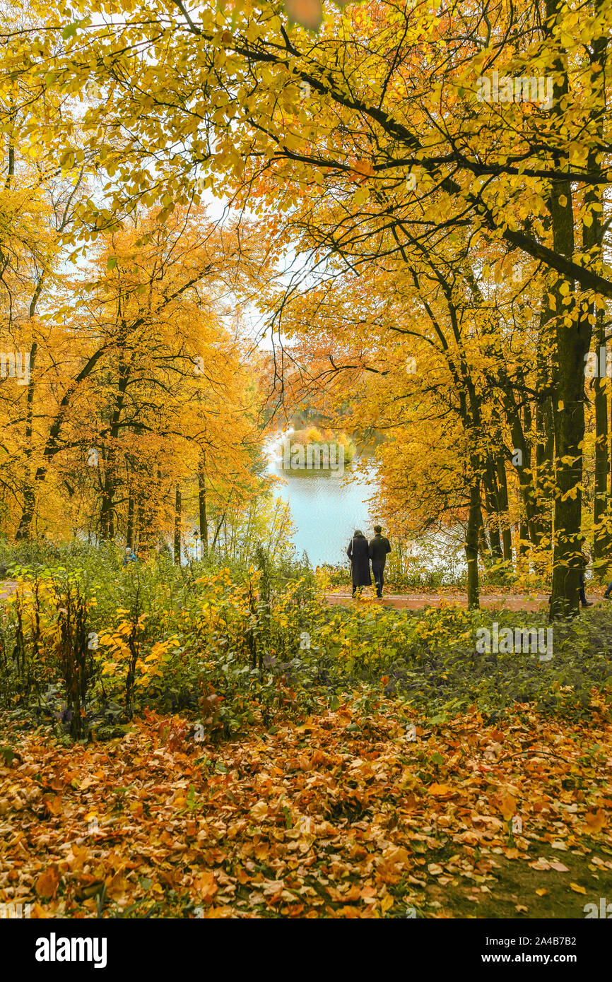 Sagome di due persone irriconoscibili, passeggiata nel parco d'autunno. Stagioni, nostalgico umore, di amore e di amicizia concetto Foto Stock