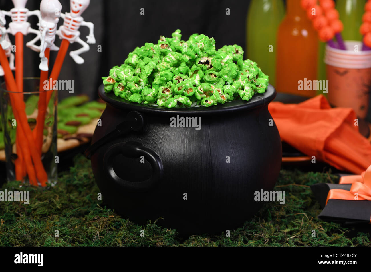 Calderone verde popcorn dolce per demoni e zombie. Trattare di Halloween Foto Stock