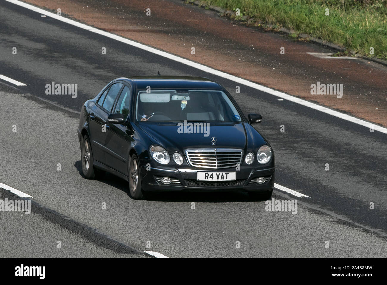 2008 black Mercedes E220 Avantgarde CDI UNA; Viaggiare sulla autostrada M6 vicino a Preston nel Lancashire, Regno Unito Foto Stock