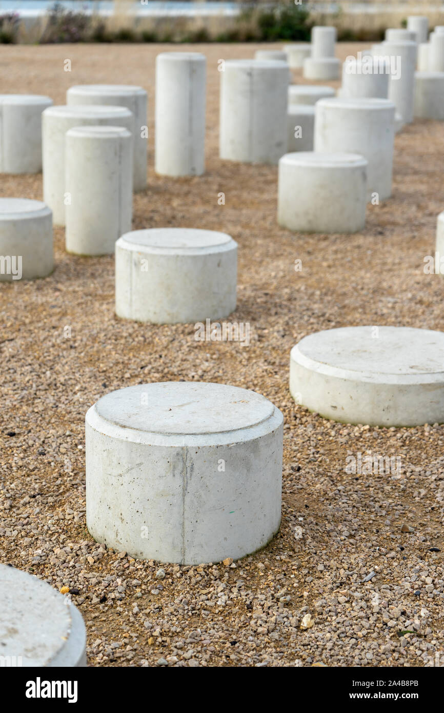 Pietre miliari in un parco per bambini Foto Stock