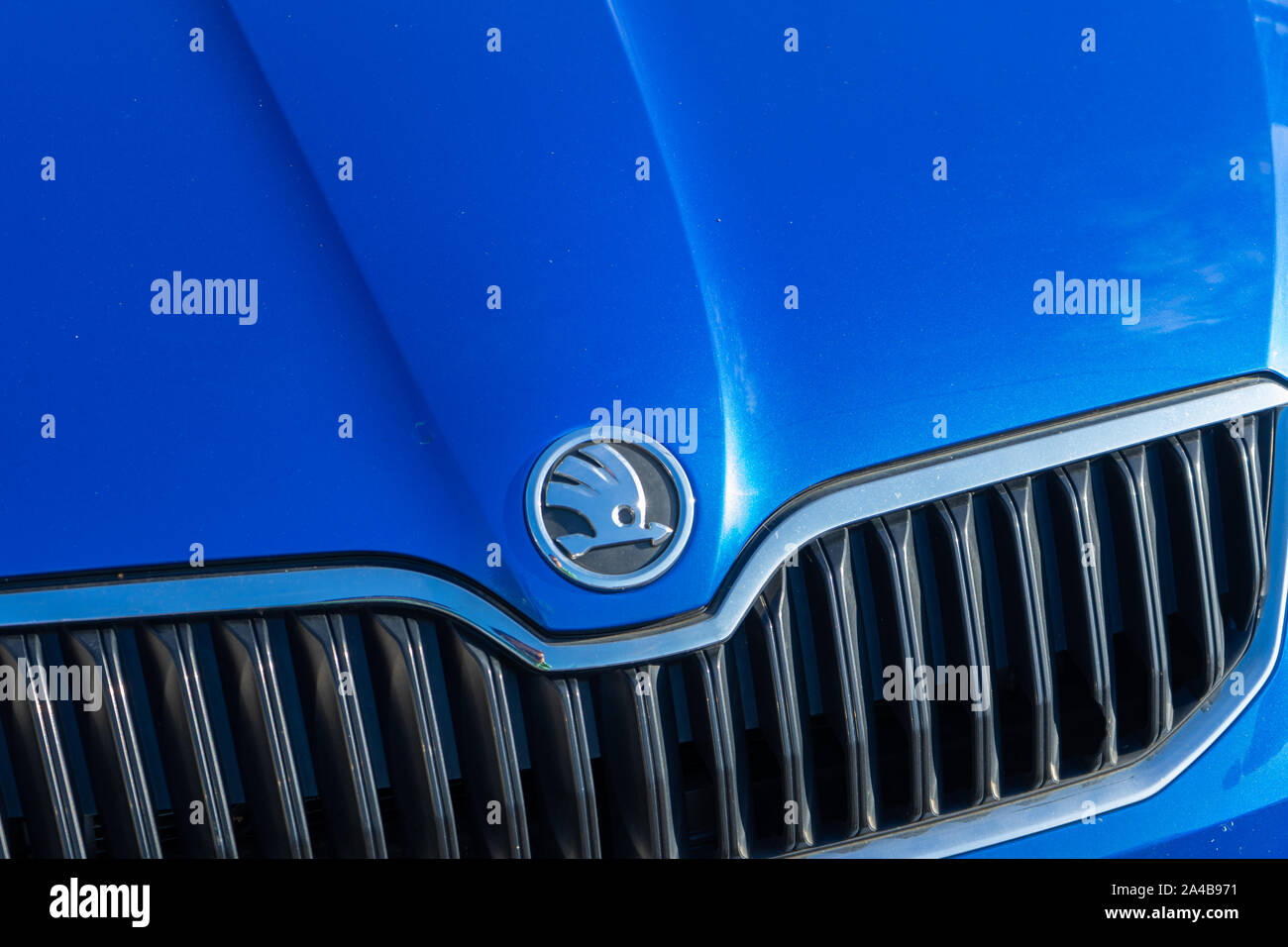 La griglia anteriore del cofano per auto e creatori di badge badge di blu di una vettura Skoda Foto Stock