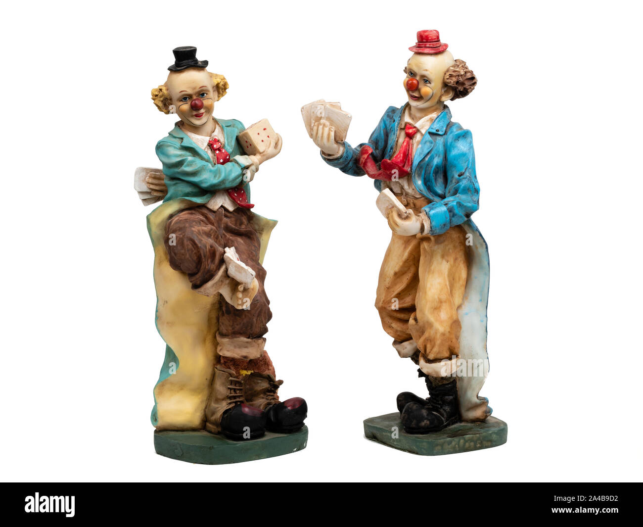 Coppia di resina dipinta carta da gioco e tagliare a dadini la giocoleria clown figurine su sfondo bianco Foto Stock