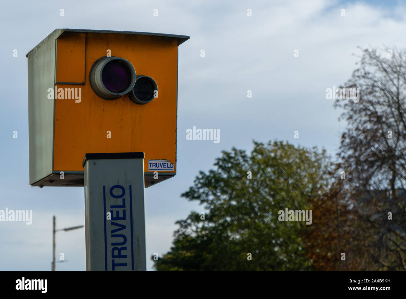Un Inglese fotocamera velocità su un palo Foto Stock
