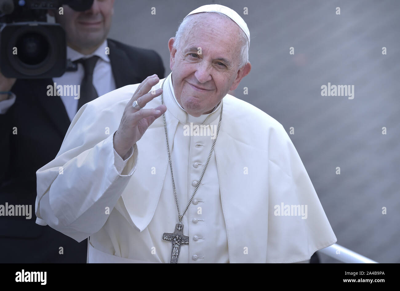 Città del Vaticano, Città del Vaticano. Xiii oct, 2019. Papa Francesco saluta i fedeli durante la Messa di canonizzazione per la Gran Bretagna John Henry Newman, Italiano Giuseppina Vannini, Indiano Maria Teresa Chiramel Mankidiyan, Brasiliano Dulce Lopes Pontes, e Swiss Margarita baie su Domenica, 13 ottobre 2019, in Piazza San Pietro in Vaticano. Foto di Sefano Spaziani/UPI Credito: UPI/Alamy Live News Foto Stock