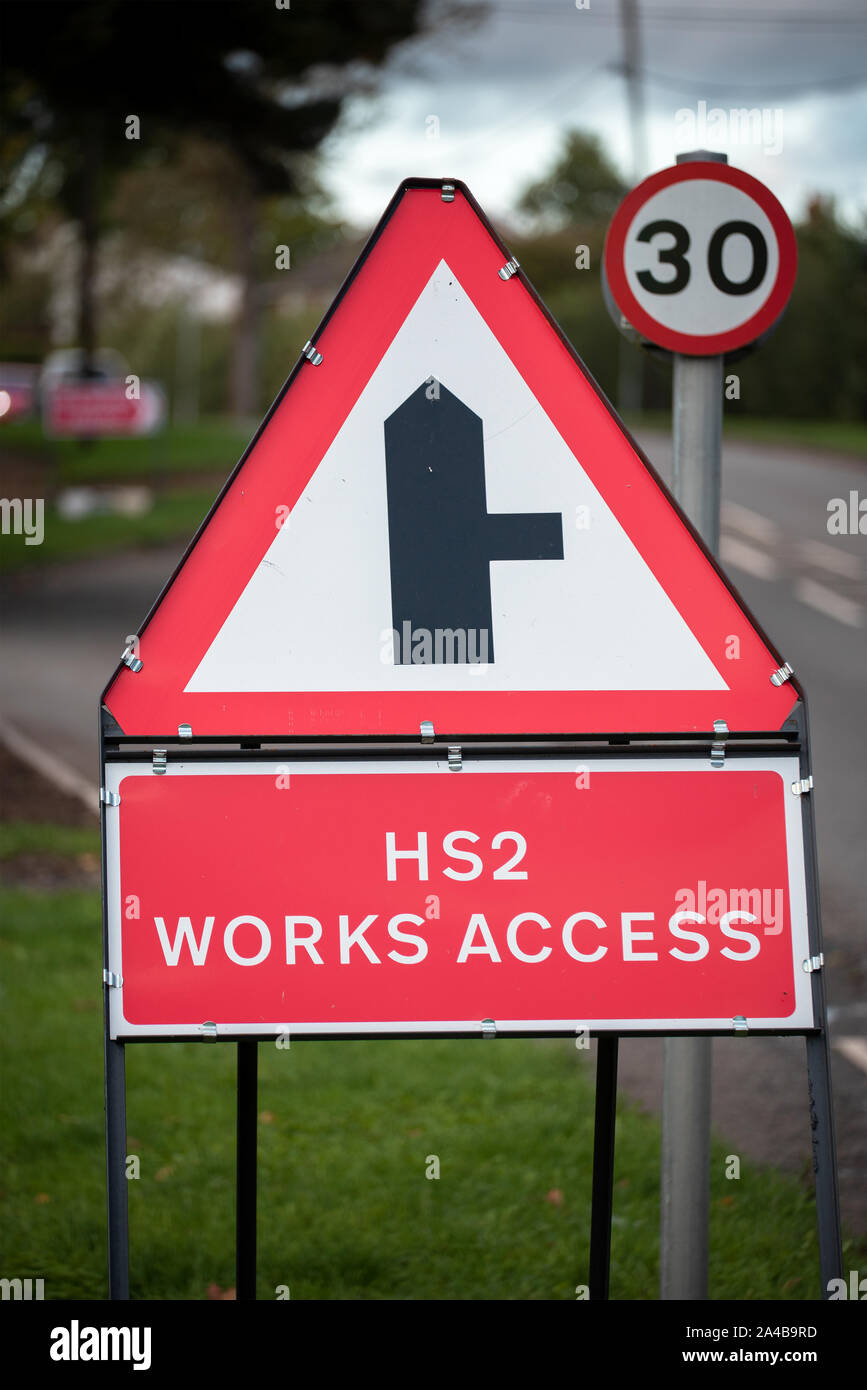 Alta velocità a due (HS2) funziona accesso segno di avvertimento. Questo segno, e altri simili segni e vengono utilizzati per identificare i punti di accesso per HS2 relativo traffico dalla strada vicino alla rotta prevista. Questi segni particolari sono state poste sulla B4010 road a Stoke Mandeville, Buckinghamshire, adiacente a Stoke Fattoria. Alta velocità a due (HS2) è il previsto delle reti ferroviarie ad alta velocità il collegamento di Londra con il West Midlands ("Fase Uno'), in 2026 e con il Manchester e Leeds ("Fase Due') nel 2033. Credito: Stephen Bell/Alamy Foto Stock