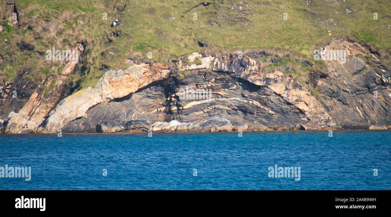Un laccolith formazione rocciosa a Lunda stoppino opposta St Olaf's Kirk sull isola di Unst delle Shetland, Scotland, Regno Unito Foto Stock
