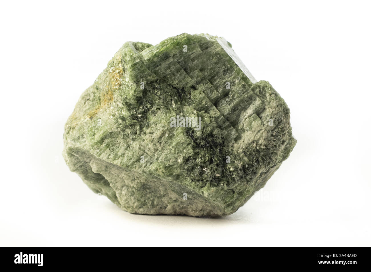 Rock di chromodiopside (diopside minerali provenienti dal Brasile isolato su un puro sfondo bianco Foto Stock