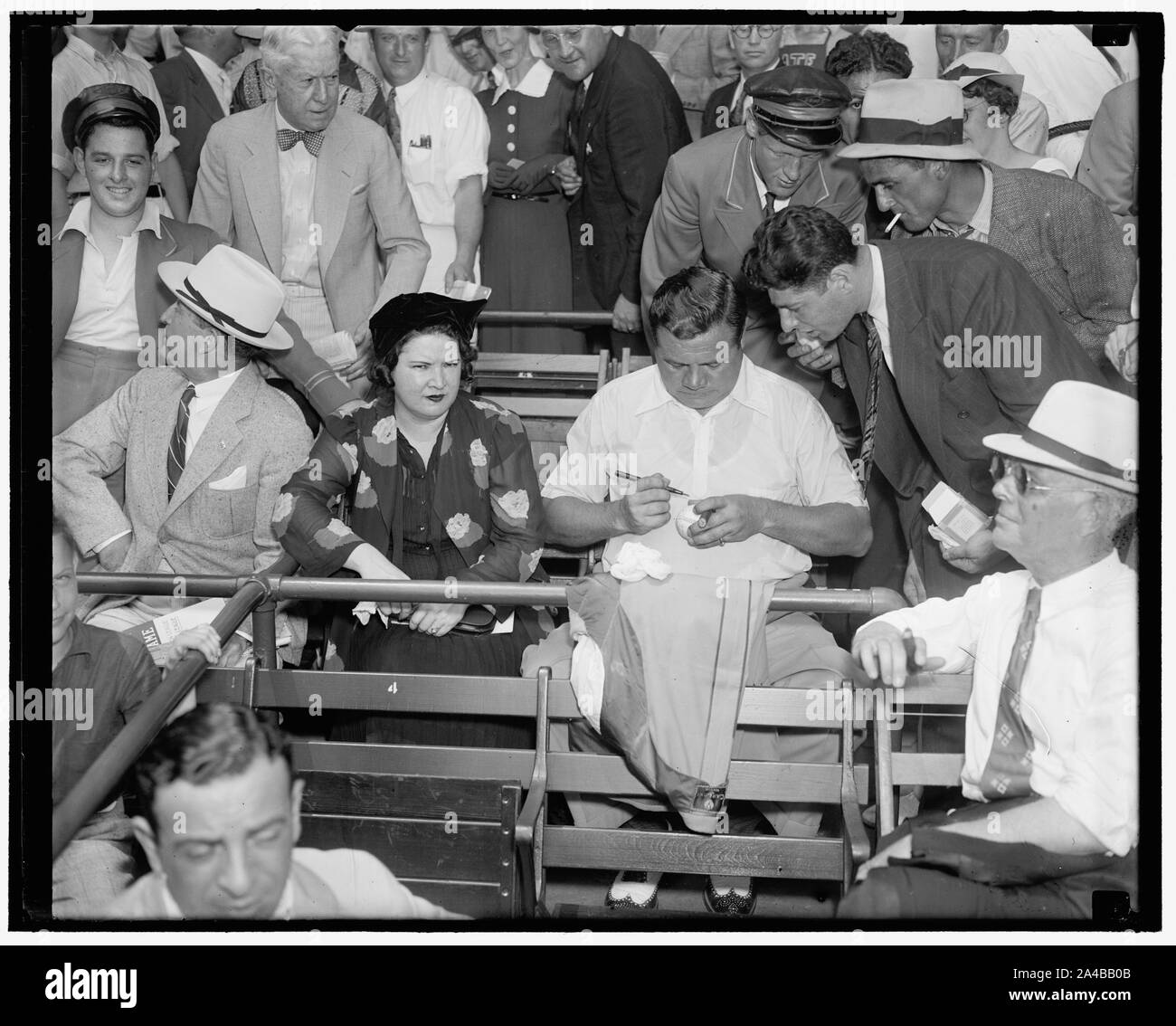 Il Bam ancora un preferito. Washington D.C. Il 7 luglio. Sebbene al di fuori del baseball per gli ultimi anni, Babe Ruth conserva ancora la sua popolarità con i milioni di tifosi di baseball del paese al di sopra. Con la sig.ra Ruth il Babe è mostrato autographing una sfera per un ammiratore all'All-Star Game oggi alla Griffith Stadium. 7/7/37 Foto Stock