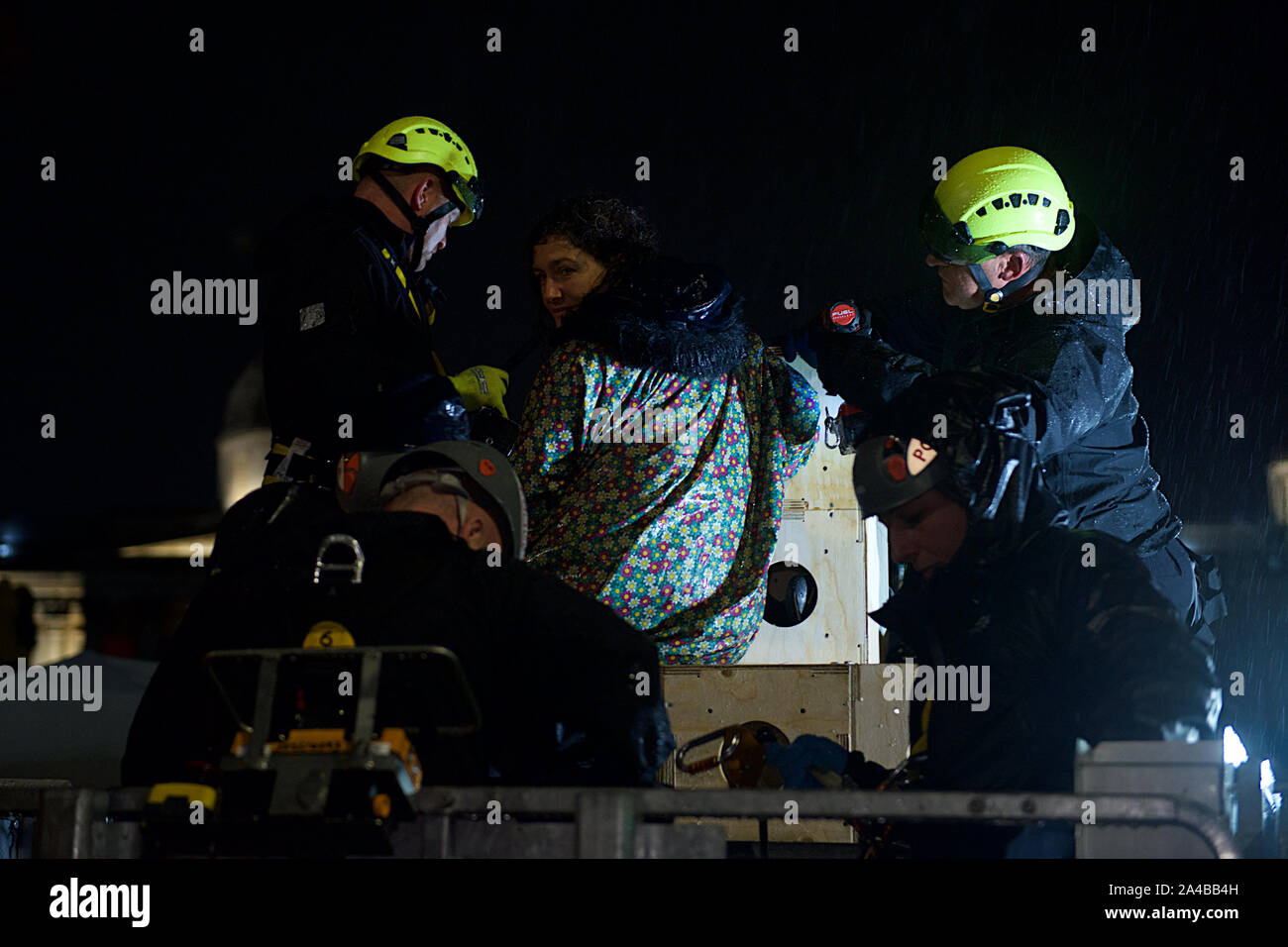 Estinzione della ribellione protesta ha continuato a Londra dal 7 ottobre. Lo scopo della partecipazione di massa in non-violenta azione diretta e di disobbedienza civile è stato quello di richiamare l attenzione sulla crisi del clima e la perdita di biodiversità. Estinzione della ribellione richieste sono che i governi dire al pubblico la verità circa la reale portata della crisi, agire adesso per ridurre le emissioni di CO2 e configurare gruppi di cittadini per sorvegliare le modifiche della politica. Essi esigono inoltre che vengano adottate misure per cessare la distruzione del mondo naturale che sta portando alla "sesta estinzione di massa" di specie. Foto Stock