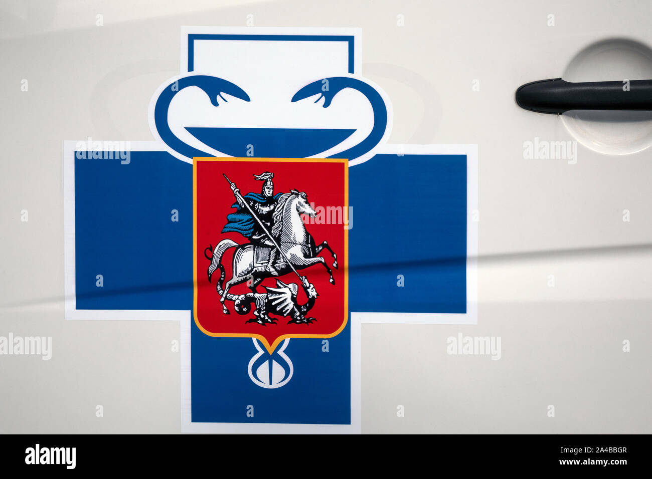 Un emblema del servizio veterinario di Stato della città di Mosca sulla vettura porta del laboratorio mobile Foto Stock