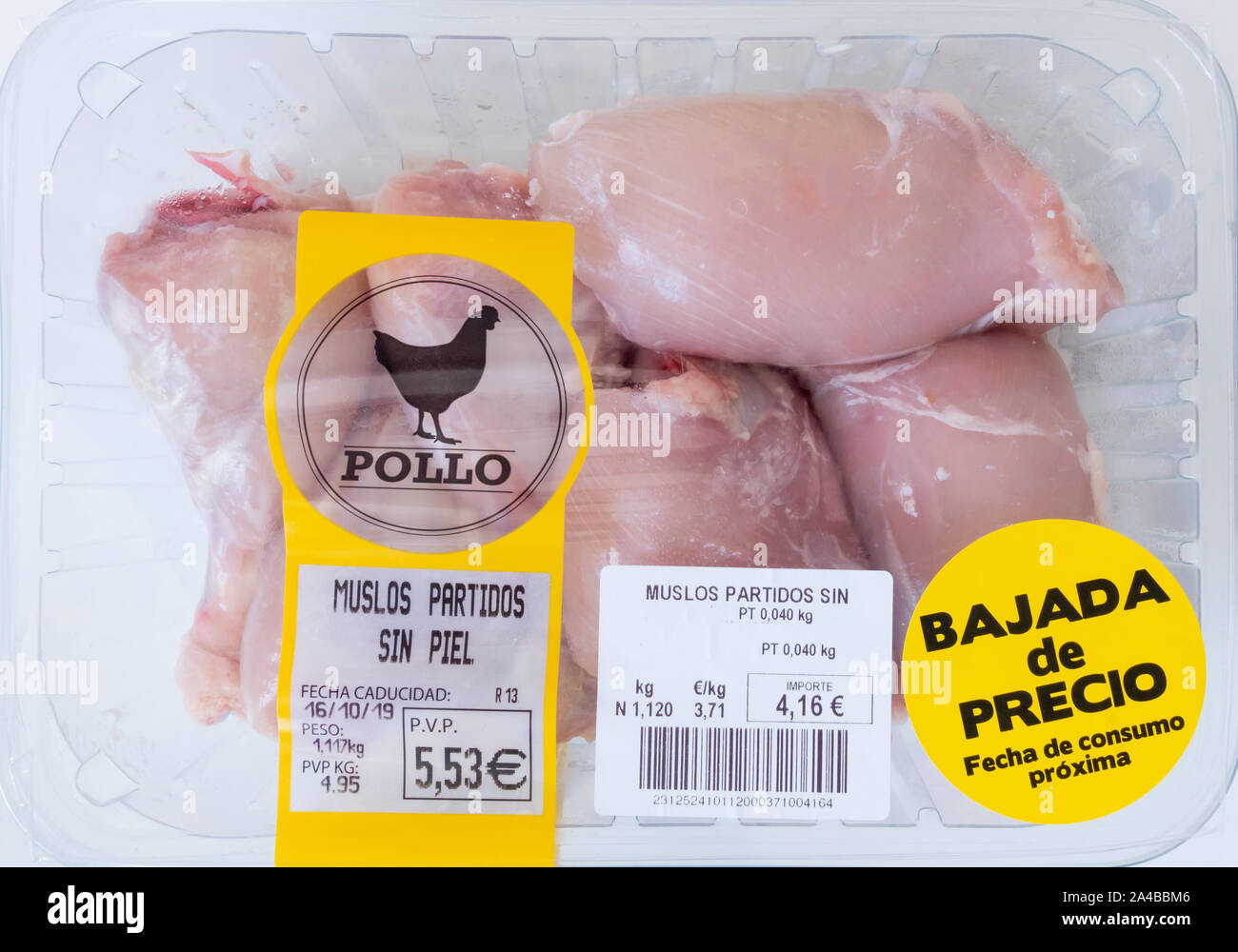 Fresche, pollo senza pelle thighes confezionato in imballaggi di plastica con prezzo ridotto adesivo in un supermercato in Spagna. Foto Stock
