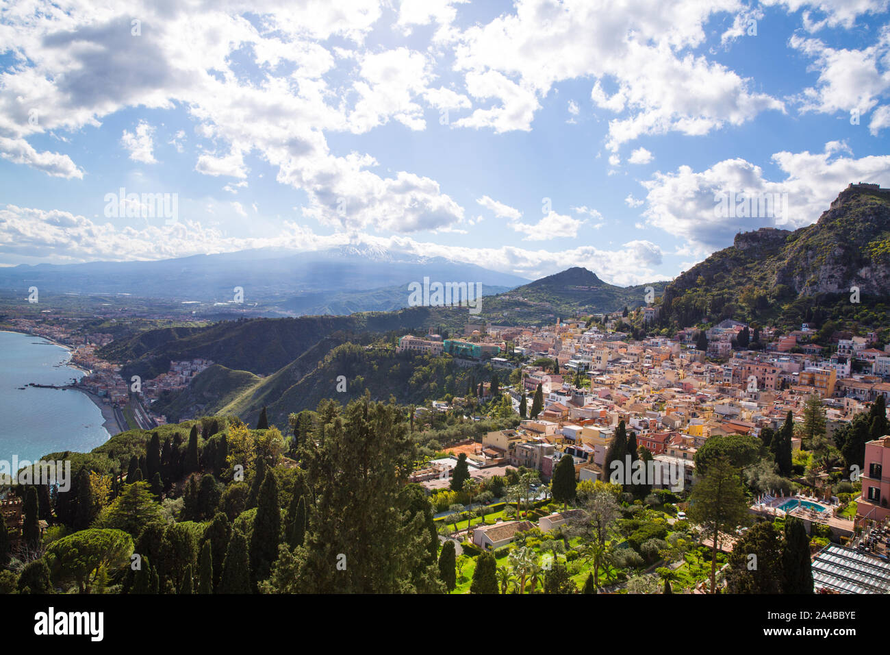Taormina ed Etna bellissimo paesaggio, isola di Sicilia, Italia. Foto Stock