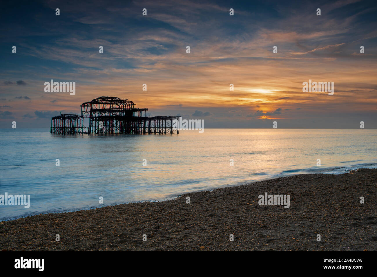 Molo Ovest al tramonto, Brighton e Hove, East Sussex, England, Regno Unito, GB Foto Stock
