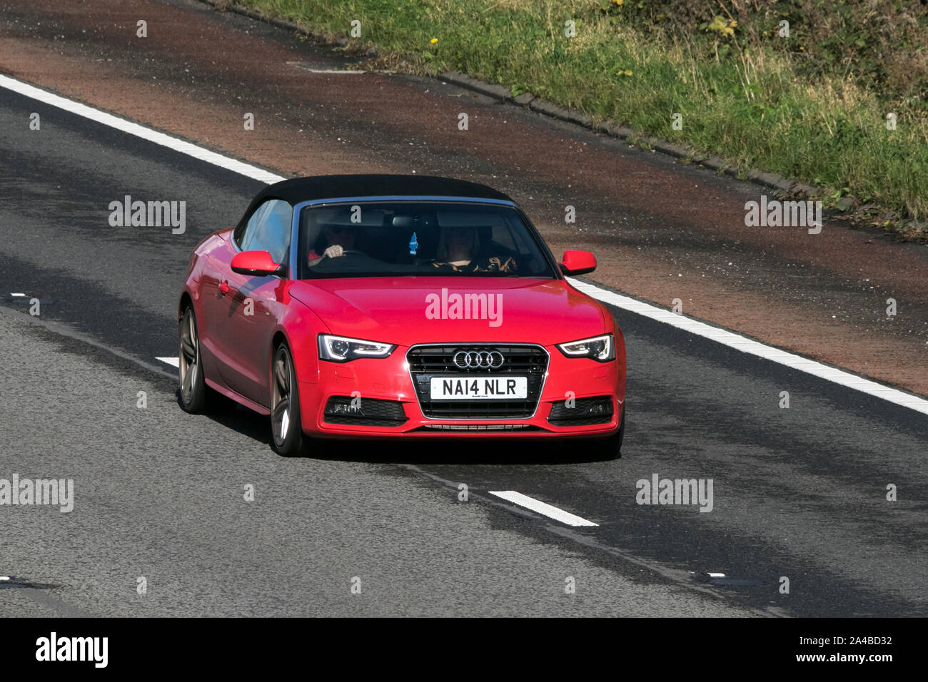 2014 red Audi A5 Linea S Edizione speciale in viaggio verso sud sull'autostrada M6 vicino a Preston nel Lancashire, Regno Unito Foto Stock