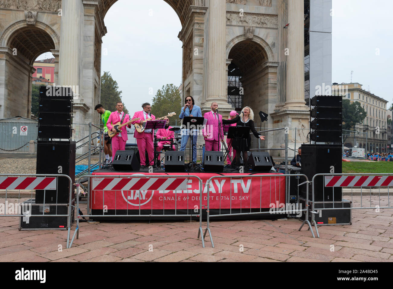 Milano, Italia - 13 ottobre 2019: 'I cormorani' gruppo musicale accoglie i piloti in arrivo per celebrare il deejay Ten, esecuzione di un evento organizzato Foto Stock