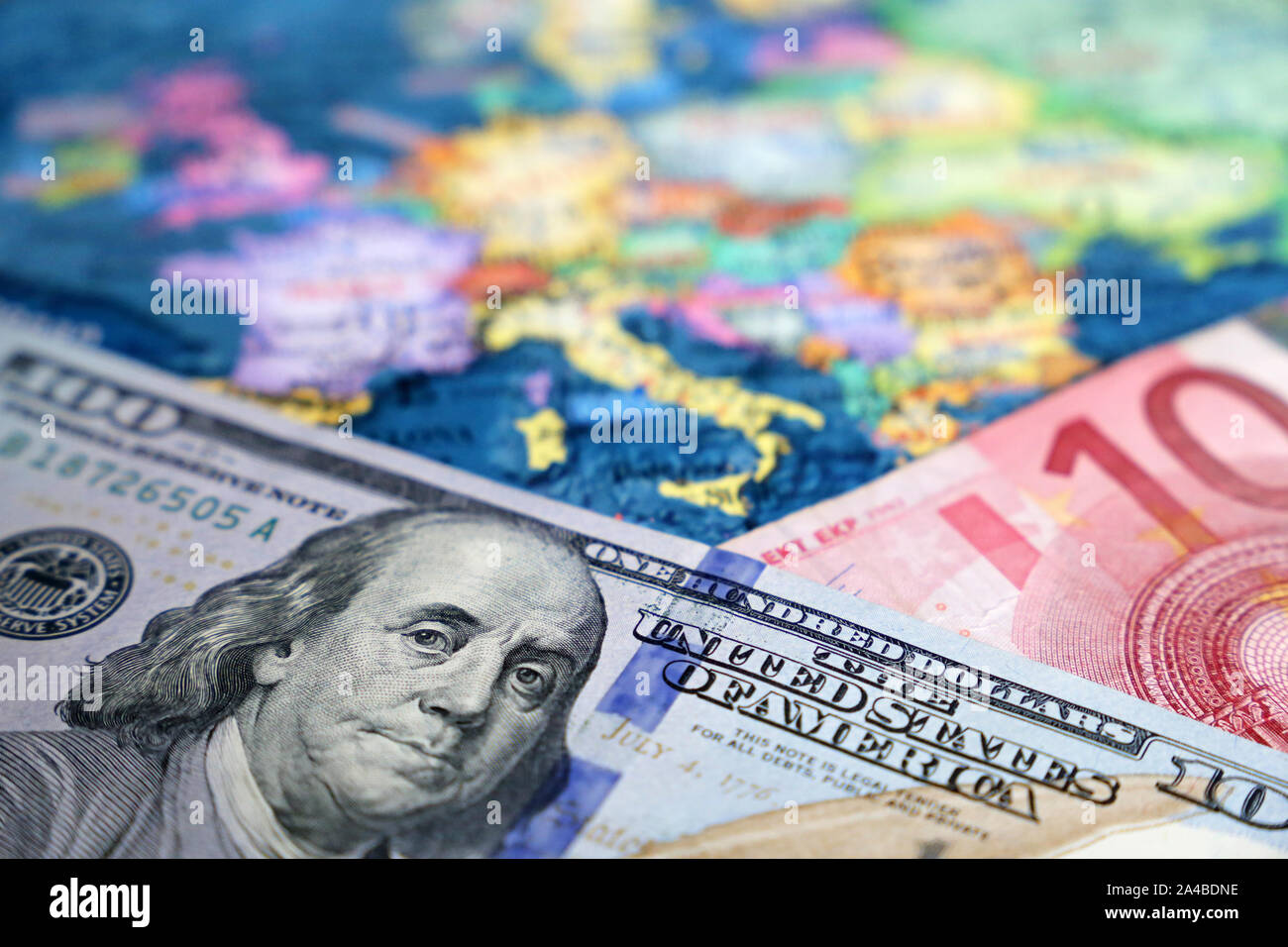 Dollaro statunitense e le banconote in euro sulla mappa dell'Europa. Concetto di tasso di cambio, gli investimenti e gli scambi commerciali tra Stati Uniti e Unione europea Foto Stock