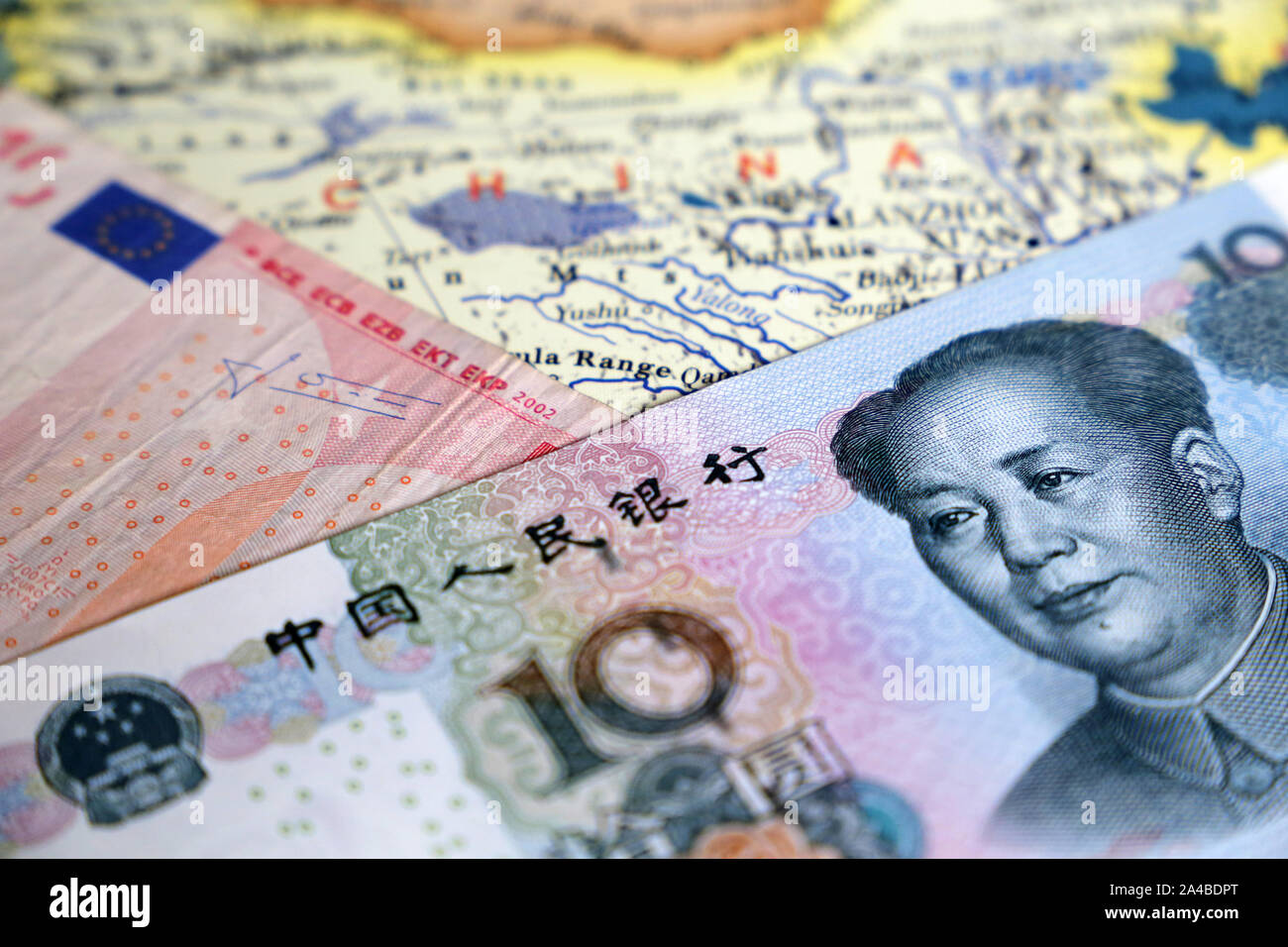 Yuan cinese e denaro Euro sulla mappa della Cina. Tasso di cambio, gli scambi e gli investimenti tra UE e Cina Foto Stock