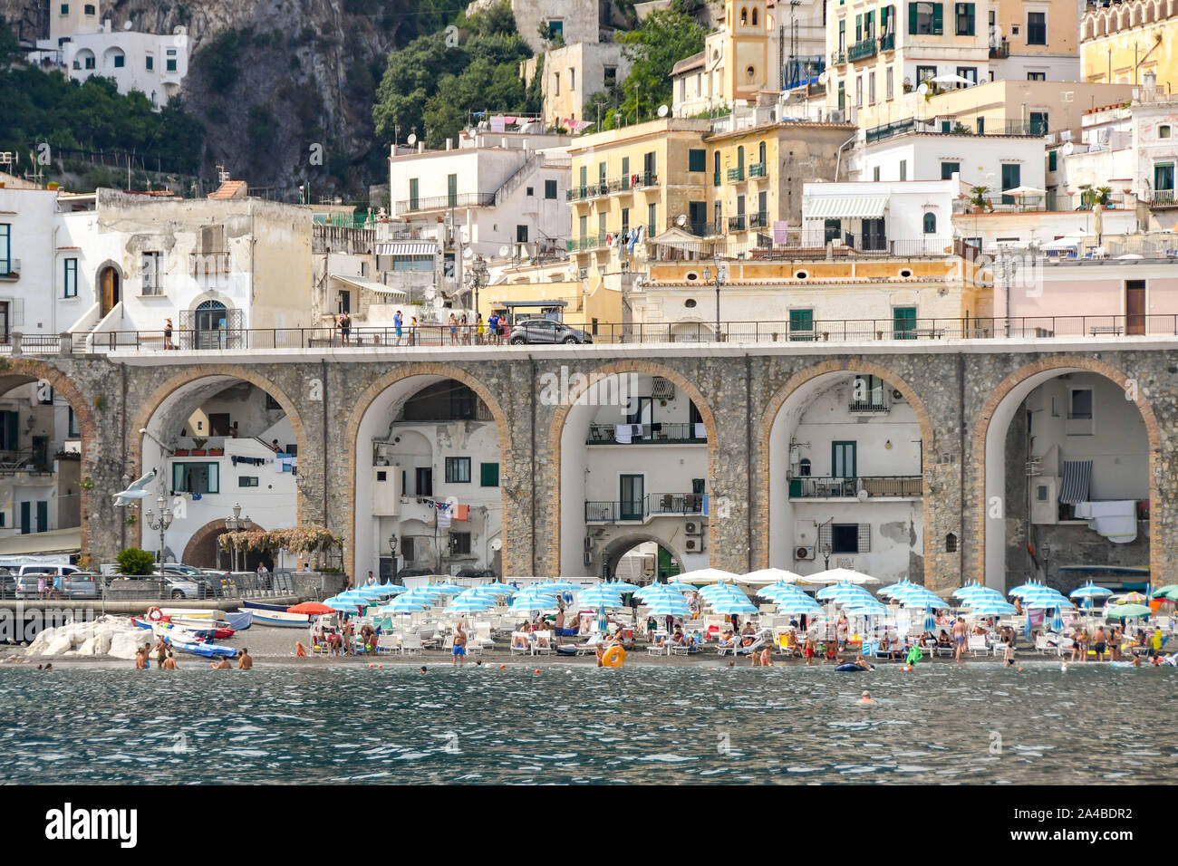 ATRANI, Italia - Agosto 2019: le case costruite in archi di un ponte che porta la Costiera Amalfitana attraverso il villaggio di Atrani. Foto Stock