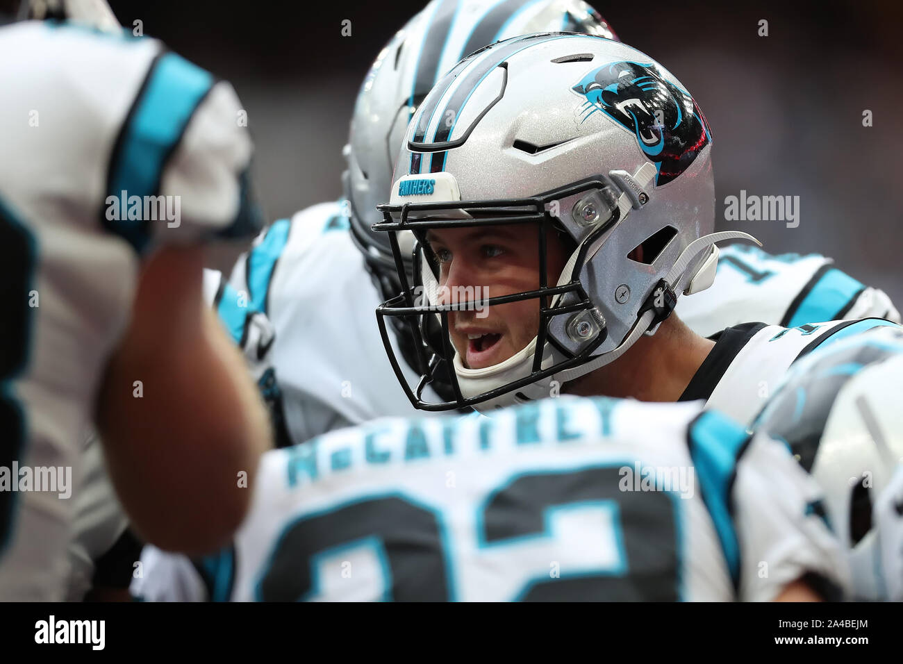 Tottenham Hotspur Stadium, Londra, Regno Unito. Xiii oct, 2019. National Football League, Carolina Panthers rispetto a Tampa Bay Buccaneers; Carolina Panthers Quarterback Kyle Allen (7) le chiamate fuori il gioco ai suoi compagni di squadra -uso editoriale Credito: Azione Sport Plus/Alamy Live News Foto Stock