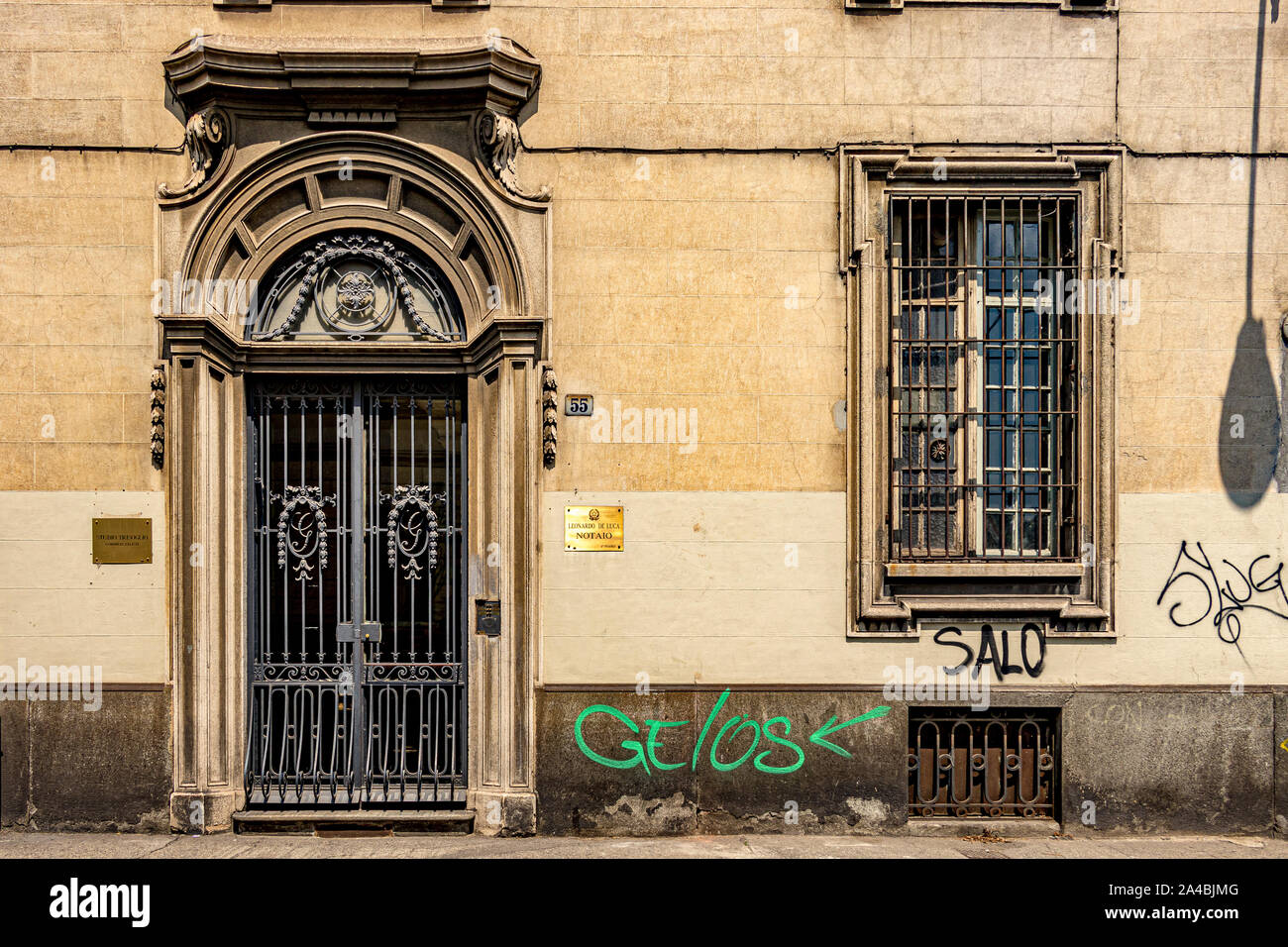 Una cancellata in ferro battuto in un portale ad arco lungo Via Giovanni Giolitti, Torino, Italia Foto Stock