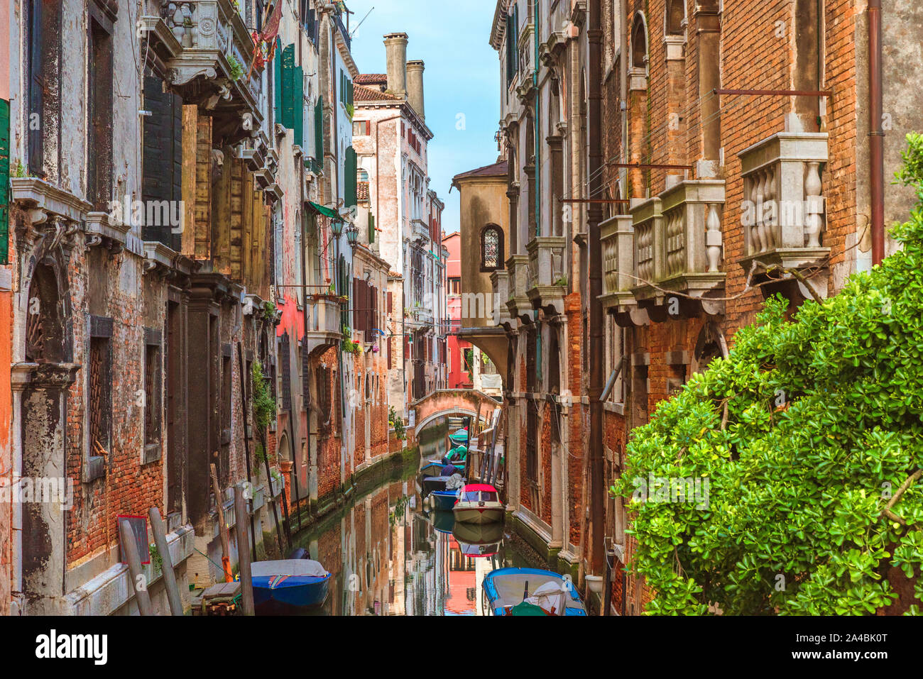 Bellissima vista di venezia canal con barche tradizionali e gli edifici colorati a Venezia, Italia. Accogliente paesaggio di Venezia Foto Stock