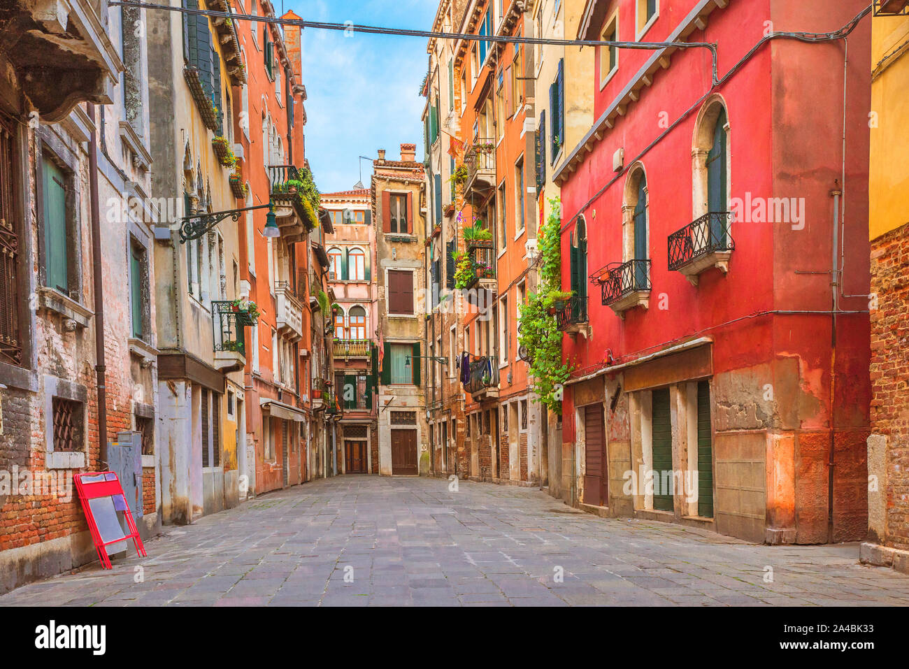 Case colorate nella vecchia strada medievale a Venezia, Veneto, Italia Foto Stock
