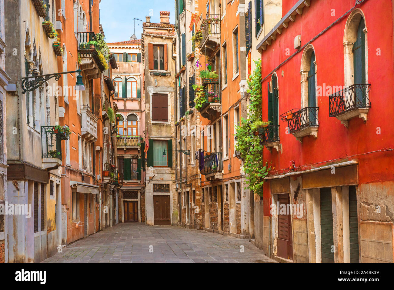 Vista la vecchia strada di Venezia con colorate case in stile veneziano a Venezia, Veneto, Italia Foto Stock