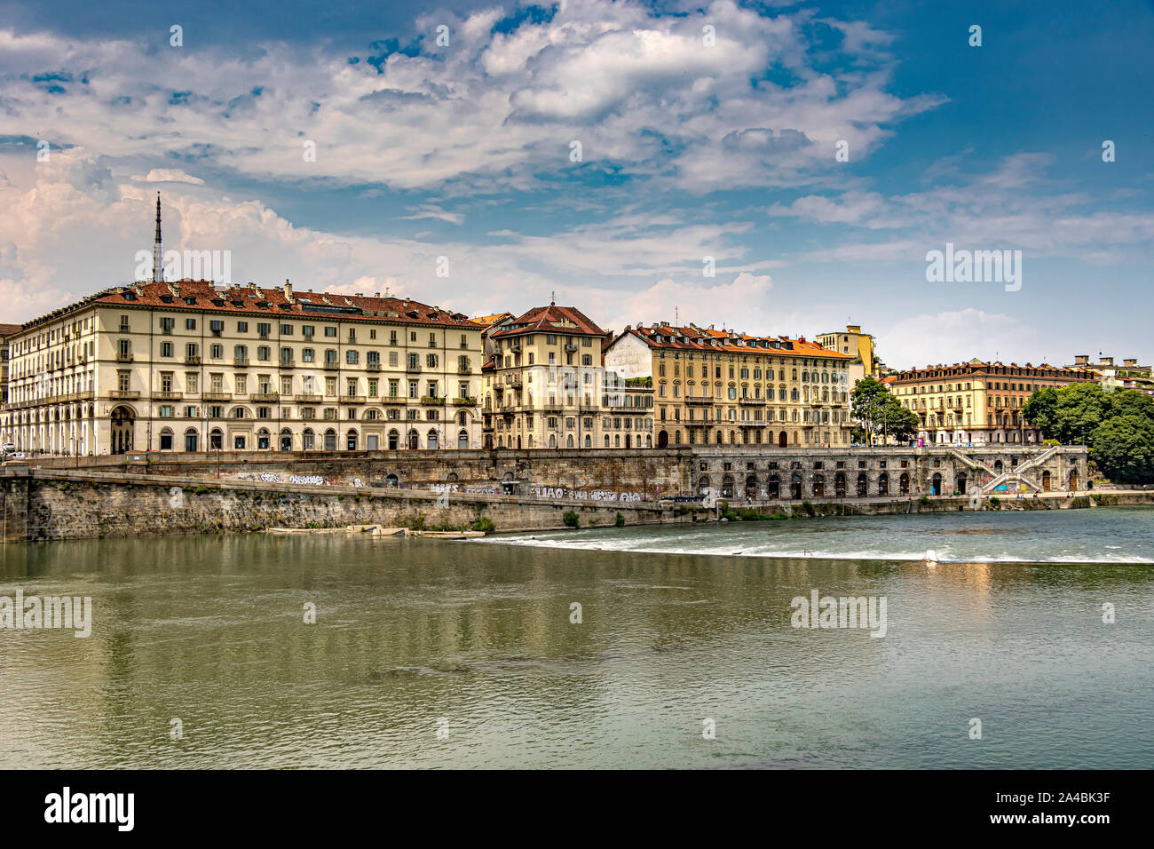 Gli eleganti palazzi di Piazza Vittorio Veneto attraverso il fiume Po a Torino,Italia Foto Stock