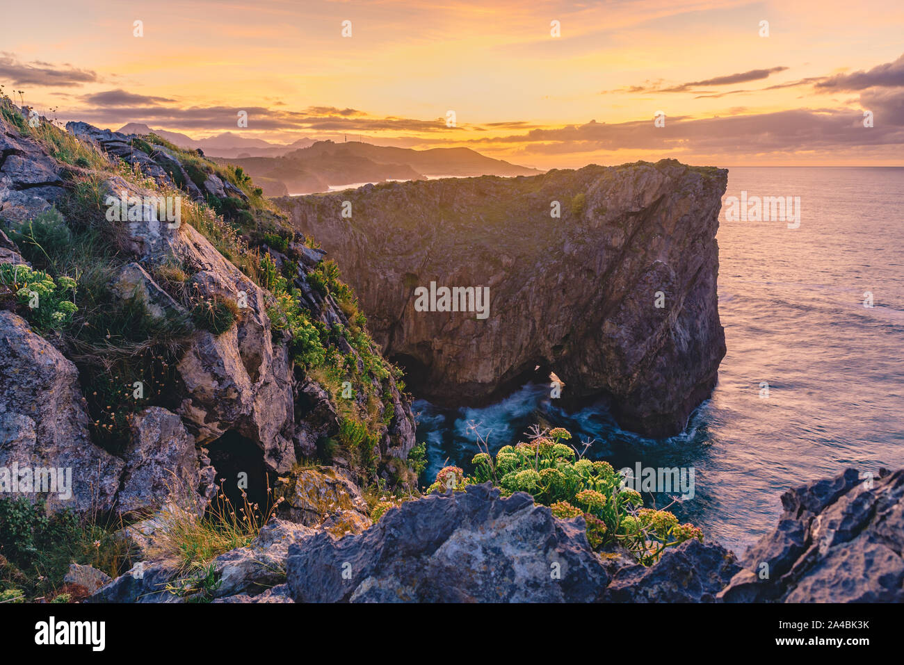 Bel tramonto sul mare nelle Asturie, Spagna, Europa. Oceano atlantico paesaggio litorale Foto Stock